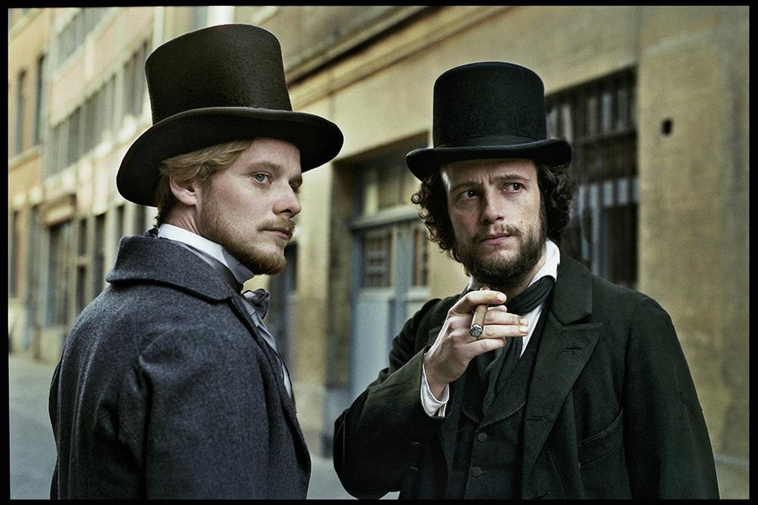 Kan man se gennem fingrene med August Diehls dårlige Marx-paryk og den tydelige tidsiscenesættelse, får man stort udbytte af Raoul Pecks film ”Den unge Karl Marx”. Foto: Another World Entertainment