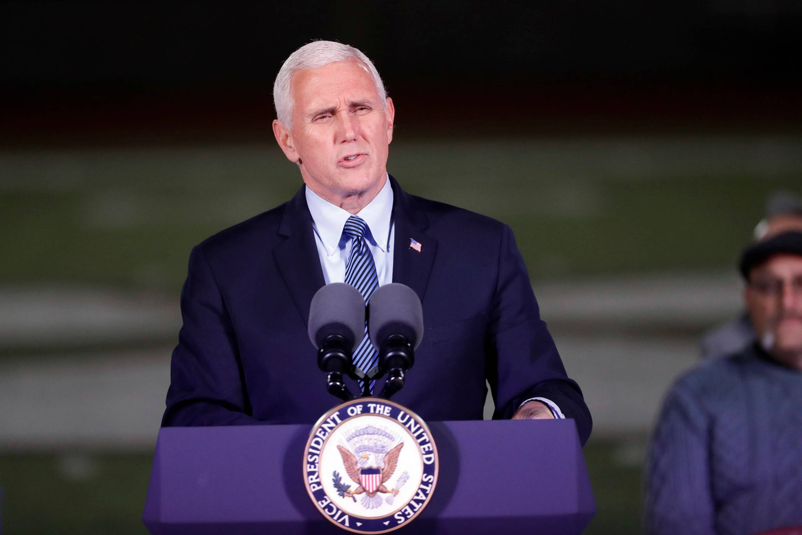 Vicepræsident Mike Pence besøgte onsdag Sutherland Springs, hvor skyderiet fandt sted. Foto: David J. Phillip/AP