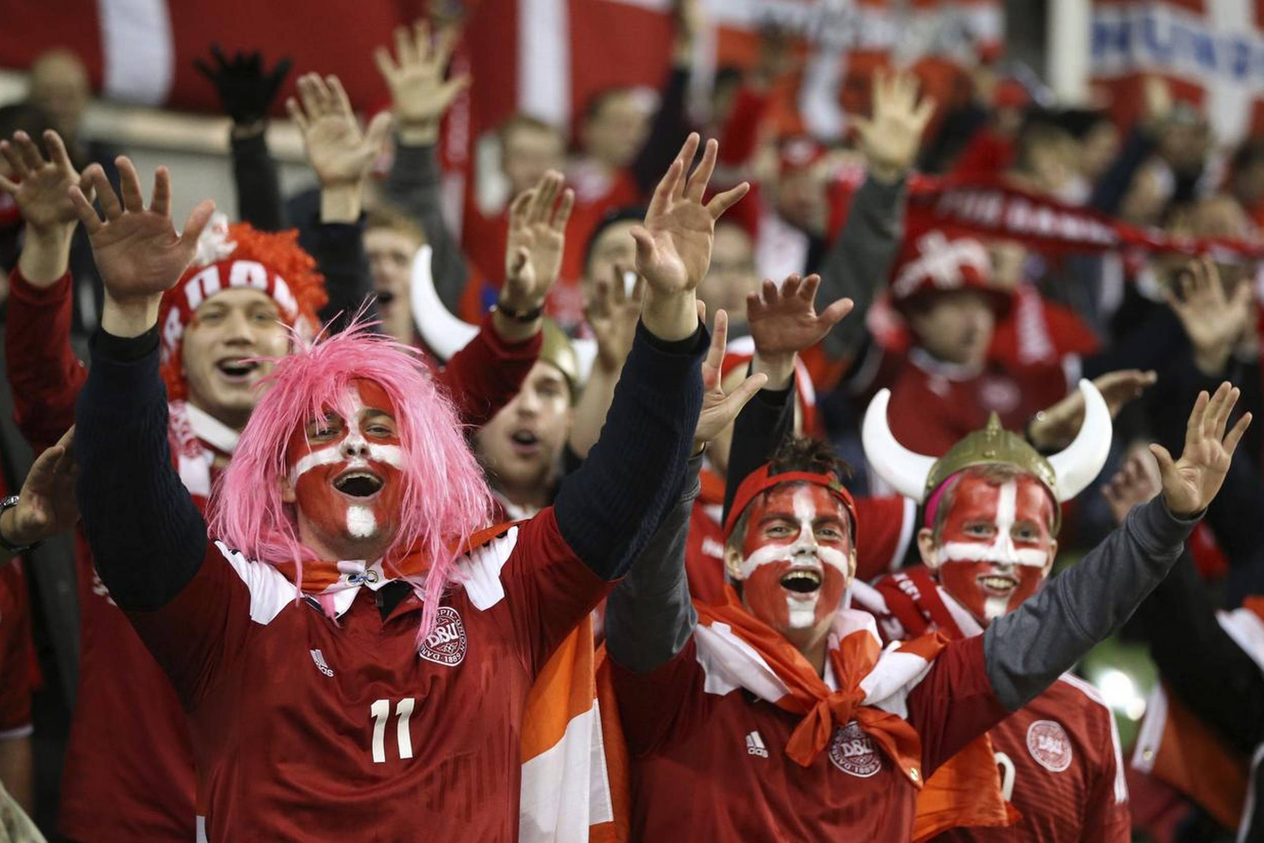 Kampen i Dublin blev en oplevelse af de store for landsholdet og de 2.400 roligans, som havde taget turen til Irland. (Brian Lawless/PA via AP)
