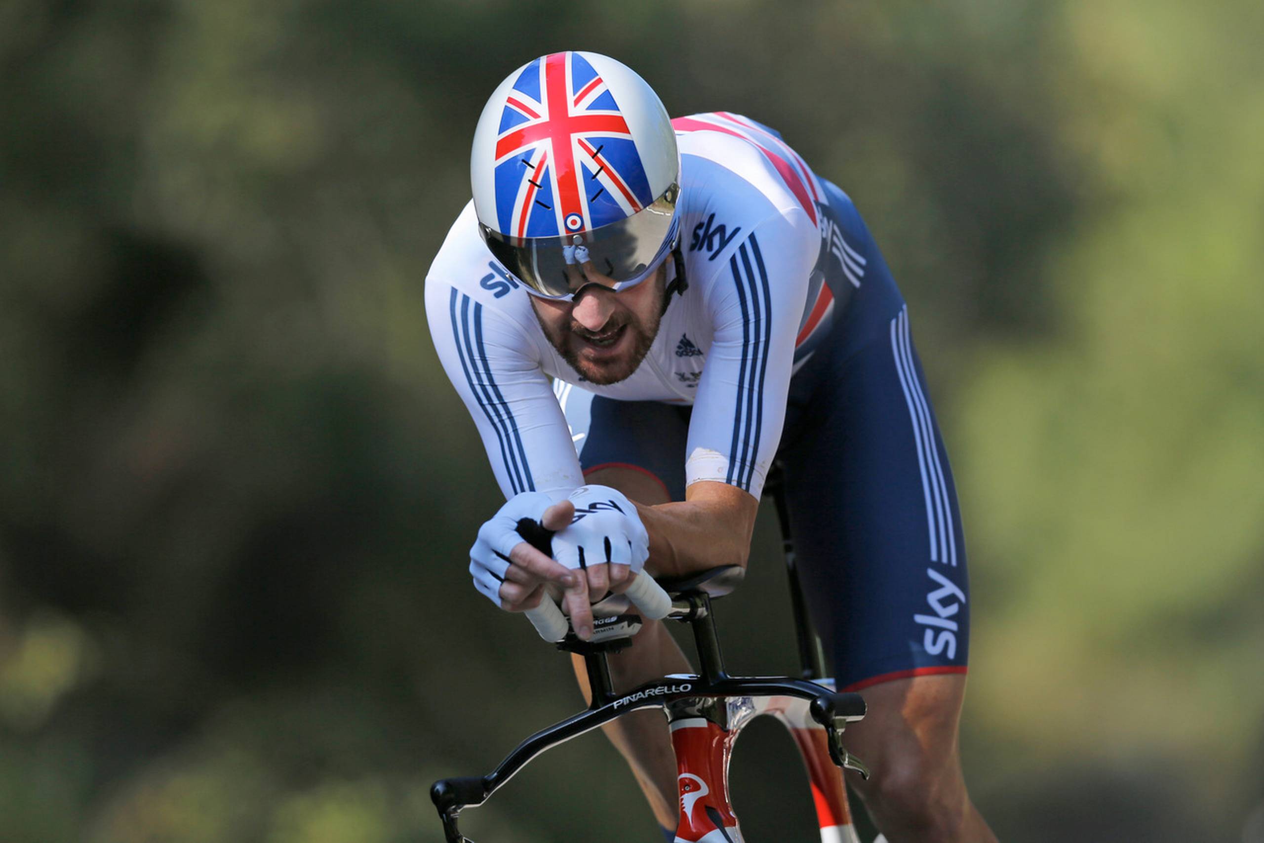 Den pensionerede cykelstjerne Bradley Wiggins og Team Sky slipper for videre tiltale i en sag om en pakke, der blev leveret til holdet og Wiggins under etapeløbet Critérium du Dauphiné i 2011. Foto: AP