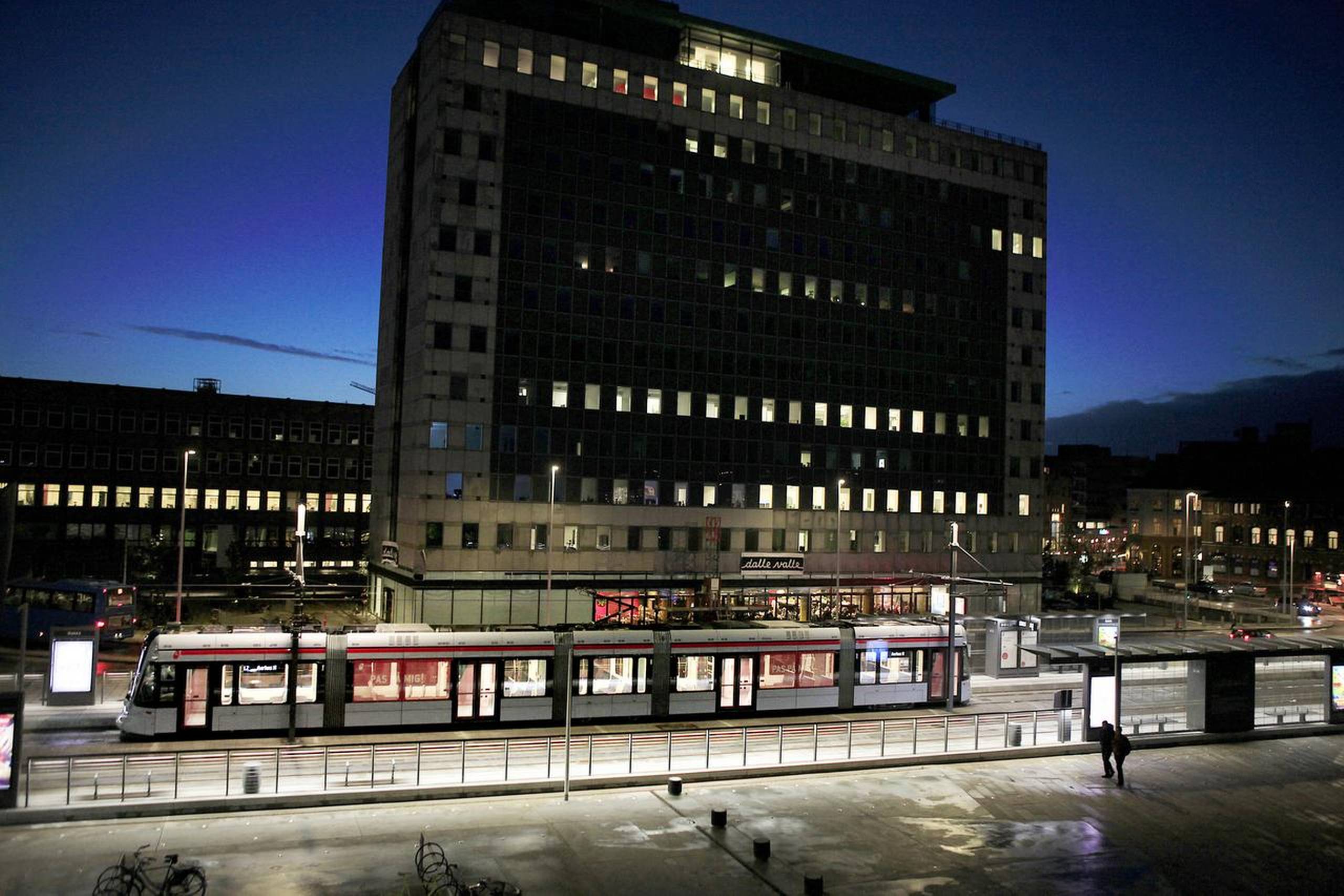 Skal letbanen vente til efter nytår med at åbne, så den ikke forstyrrer julehandlen? Det er der delte meninger om. Arkivfoto: Aarhus Letbane