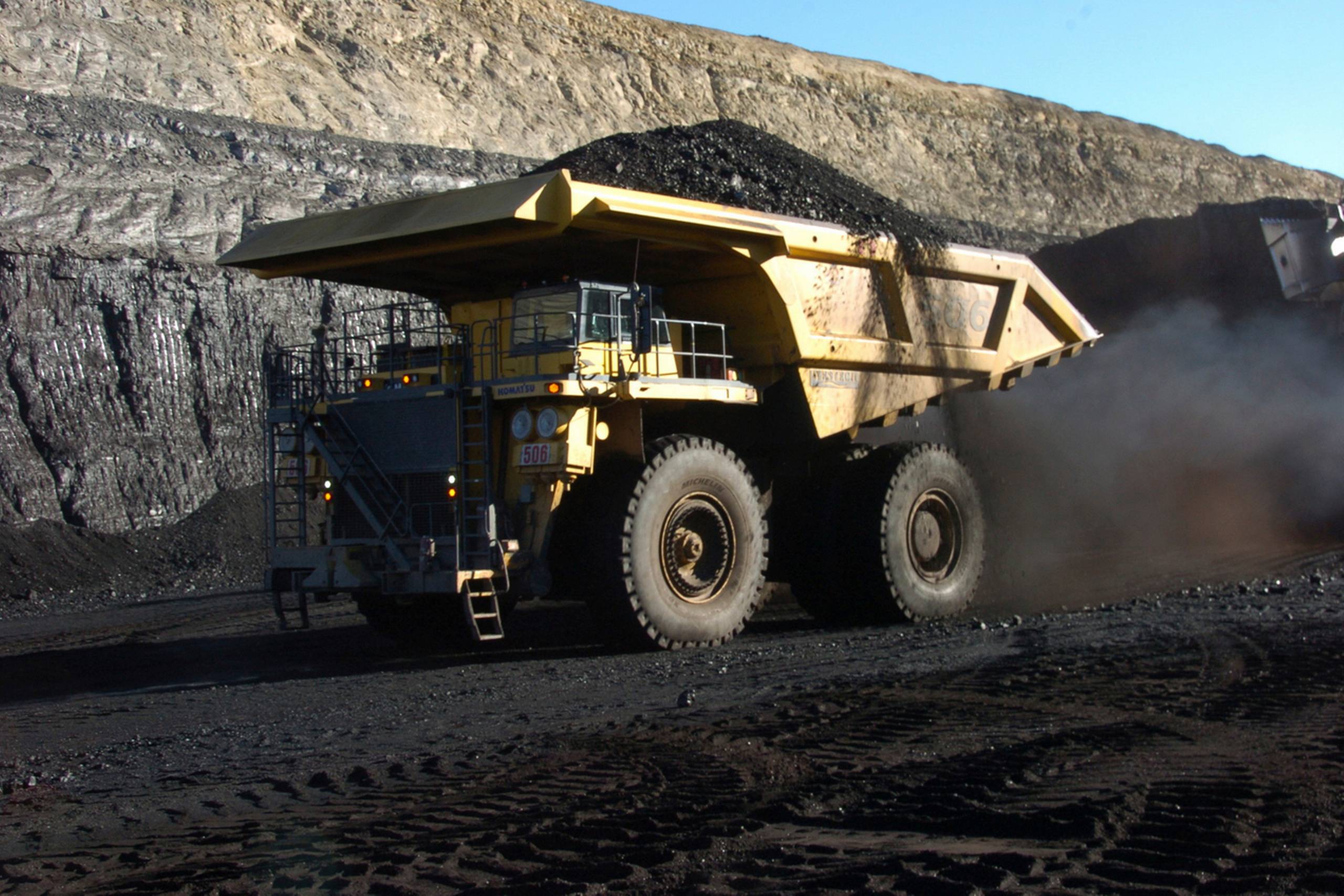 En truck med 250 tons kul er ved at blive lastet i en mine i Montana, USA. Foto: Matthew Brown/AP