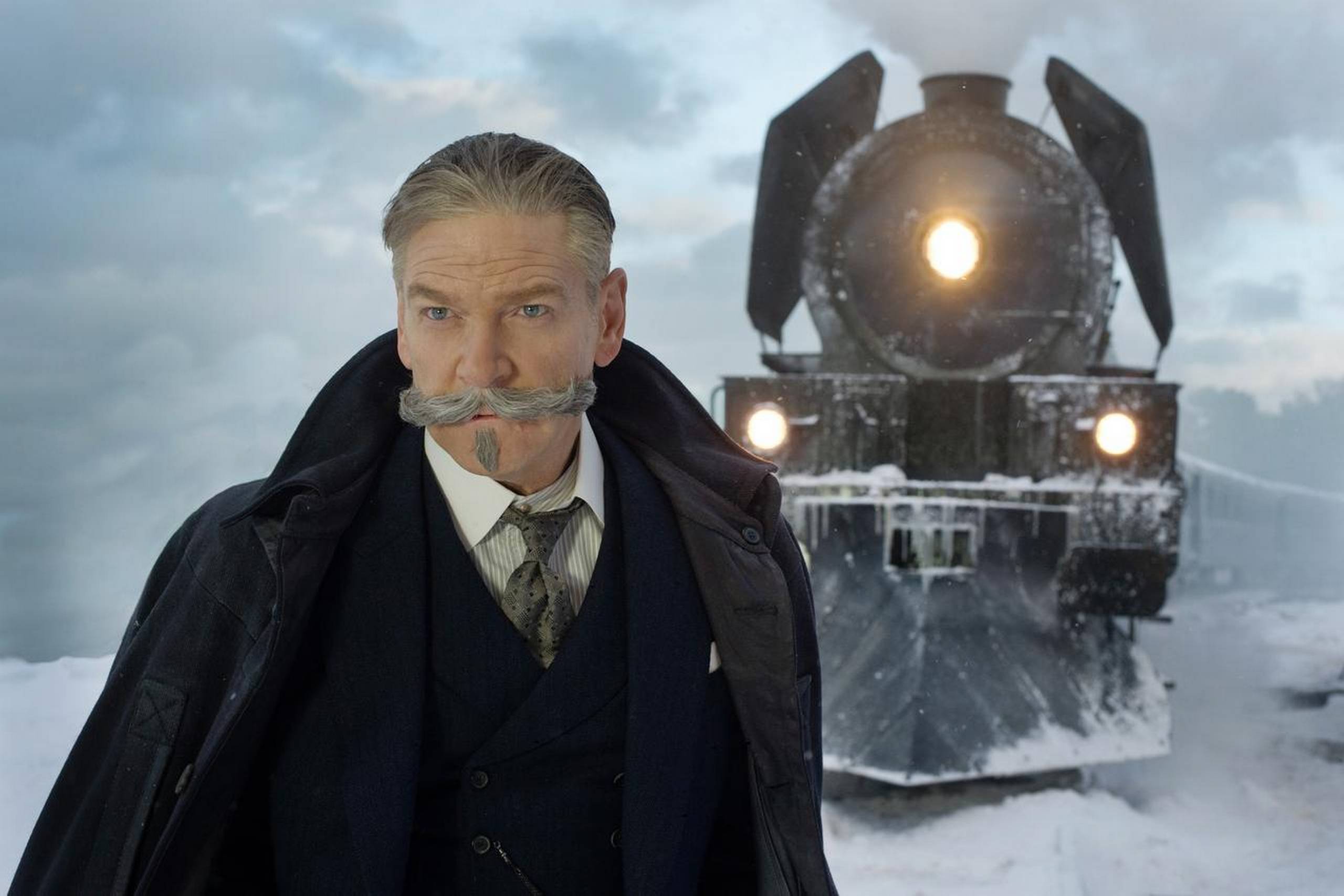 Kenneth Branagh spiller selv den berømte detektiv Poirot, der befinder sig på et tog, da der bliver begået et mord. Han tilfører ikke rollen som den lille excentriske belgier noget som helst nyt. Foto: Nordisk Film