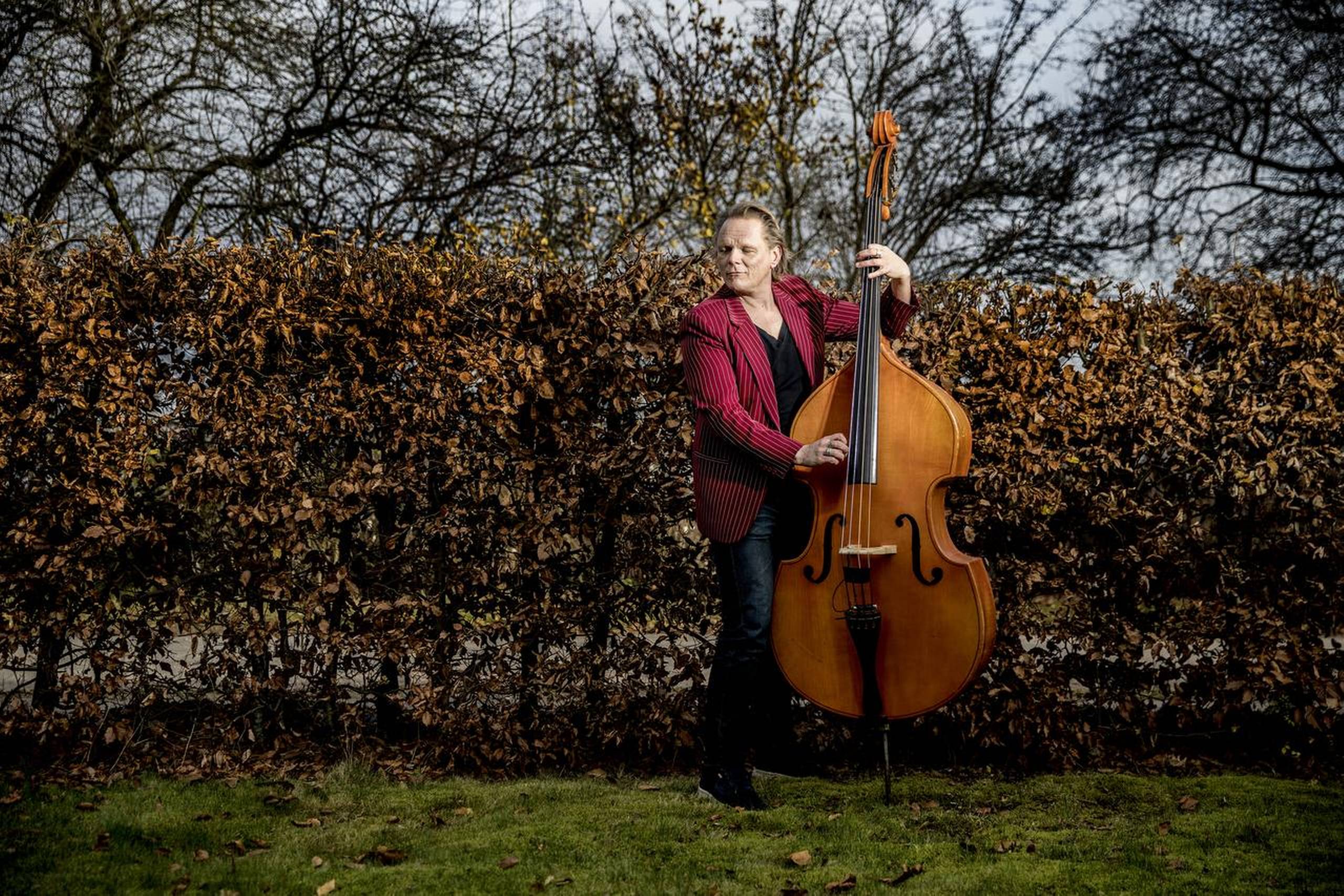 Musiker og forfatter Sigurd Barrett har ca. 40 bøger på sin samvittighed. Mange af dem er fortællebøger om historiske emner for børn. Foto: Stine Bidstrup