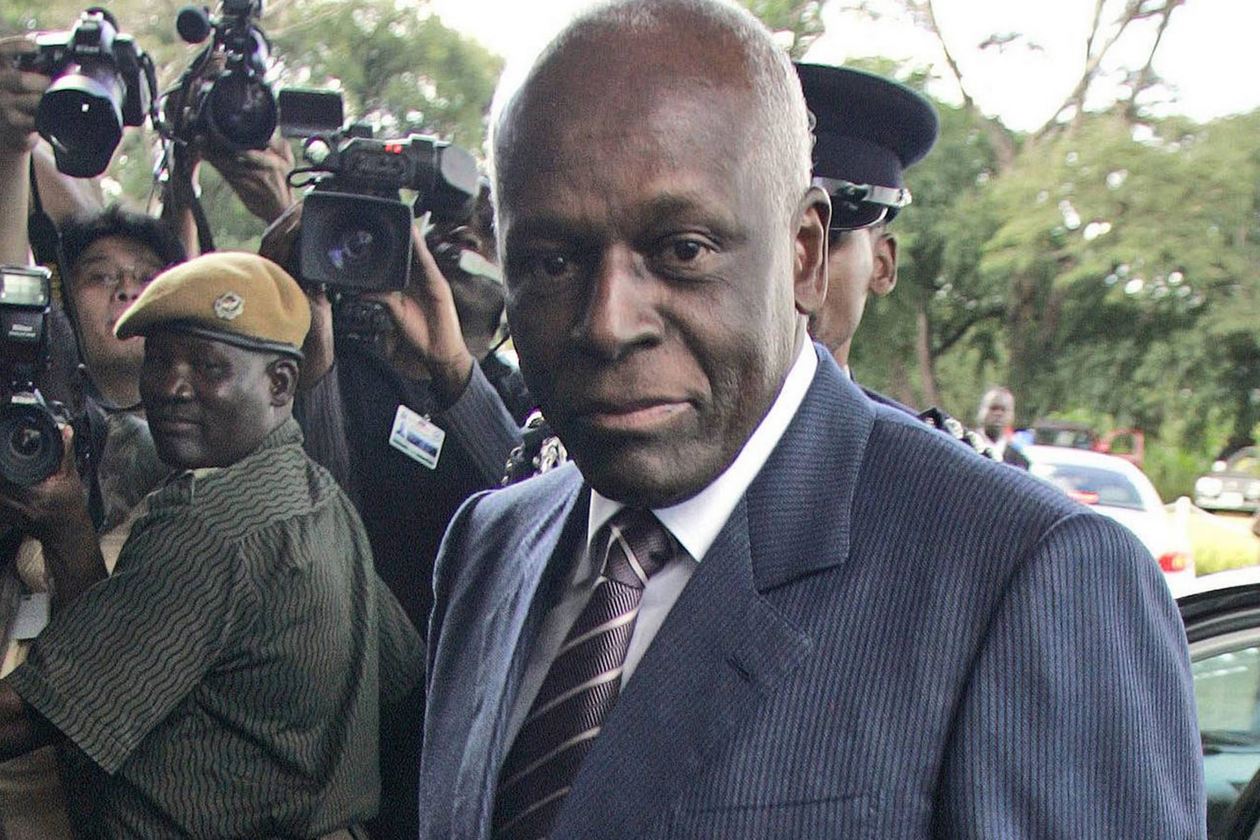 José Eduardo dos Santos, Angola – er netop gået – fredeligt – af efter 38 år som præsident. Kom til magten i 1979. Som mange andre af Afrikas regeringsledere havde han rod i frihedskampen mod det hvide kolonistyre. Angola fik sin selvstændighed fra Portugal i 1975. Nåede at installere sin datter – Afrikas angiveligt rigeste kvinde – som chef for den statslige oliekoncern. Hun blev afsat i sidste uge, akkompagneret af mange rapporter om dos Santos-familiens rigdom i et ellers ludfattigt land.