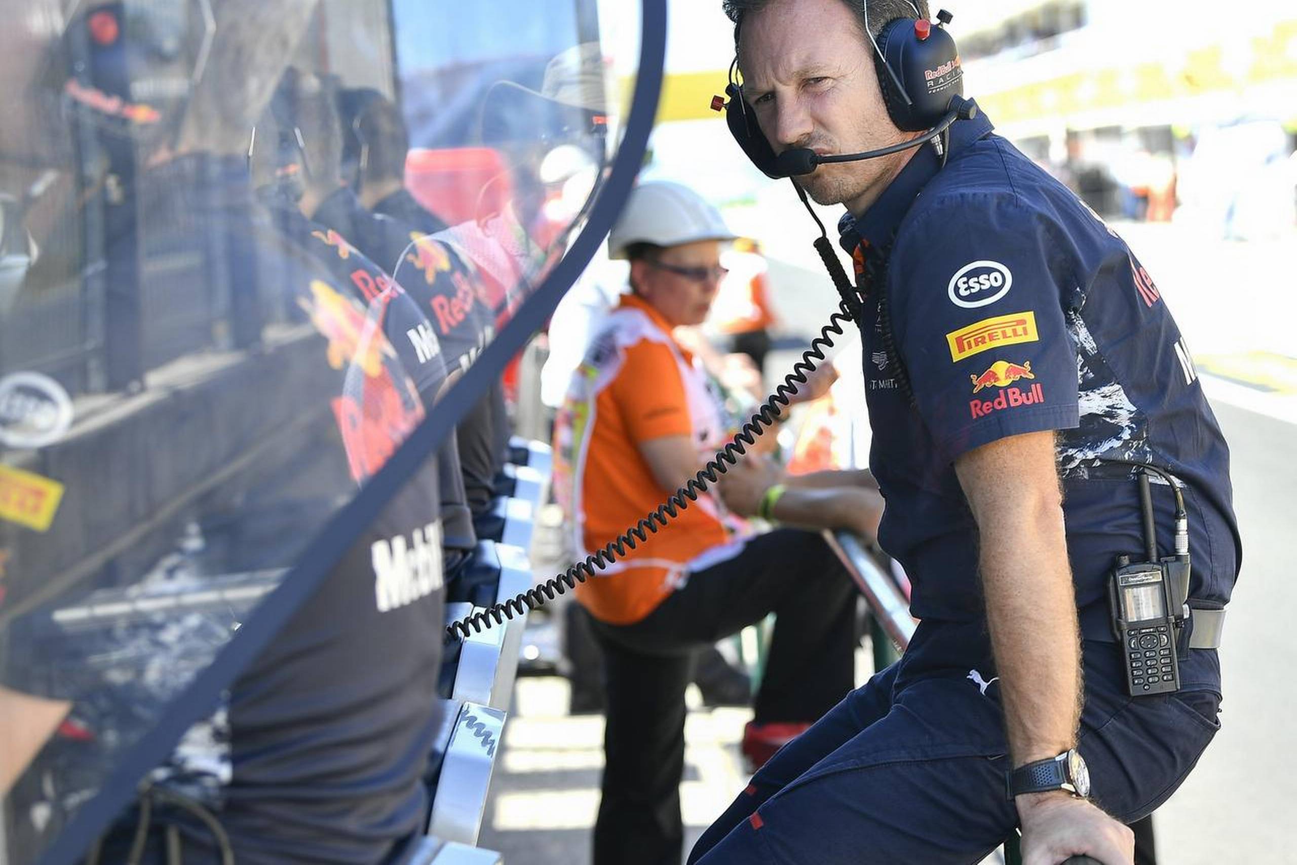 Red Bulls teamchef, Christian Horner, sidder ved den såkaldte pitwall, hvor den planlagte strategi føres ud i livet. Foto: Zsolt Czegledi/AP
