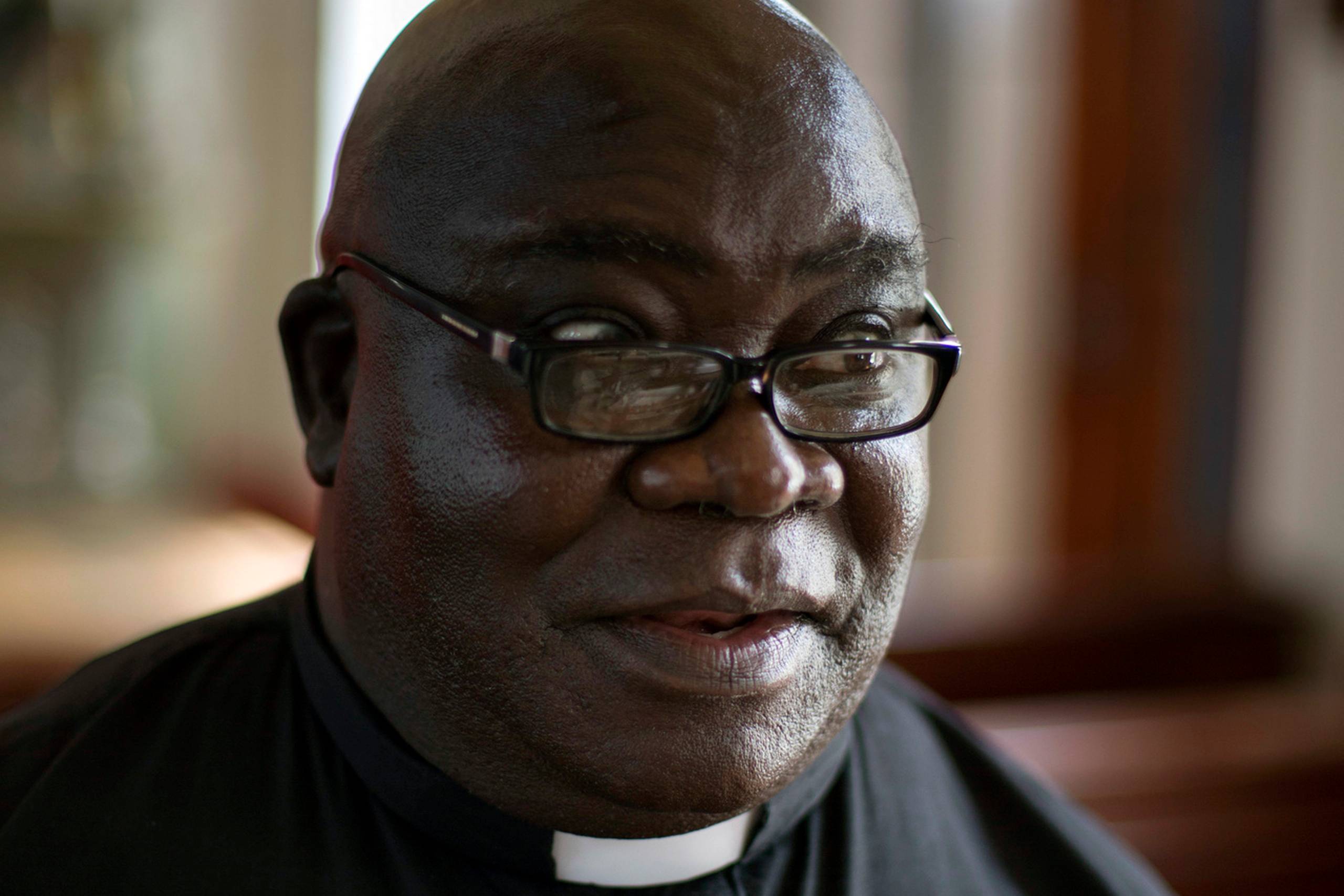 Fader Fidelis Mukonori er jesuitisk præst og en nær ven af Robert Mugabe. Foto: Bram Janssen/AP