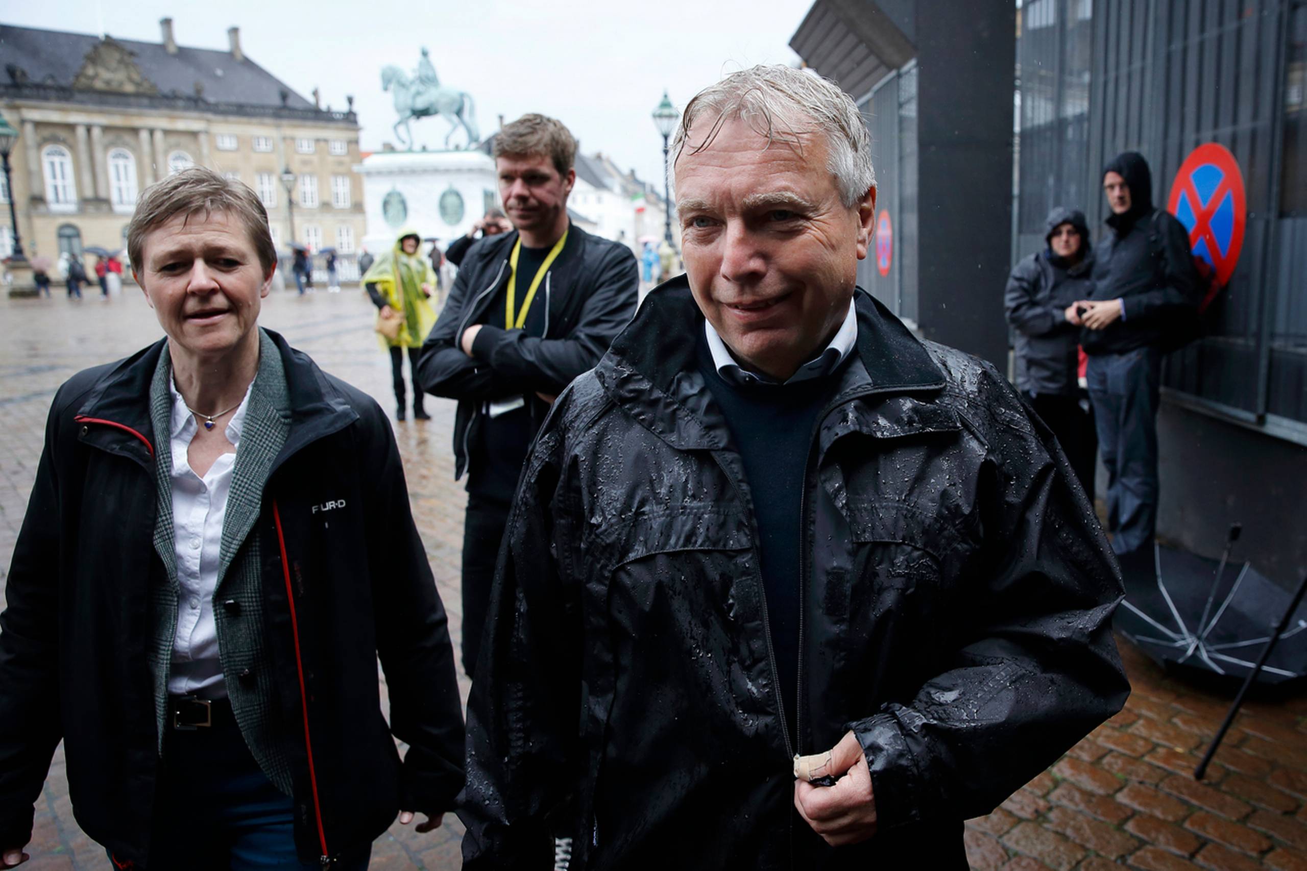Mikkel Nørskov, der her ses bag partileder Uffe Elbæk, fratræder sin stilling som særlig rådgiver. Arkivfoto: Jens Dresling/Polfoto