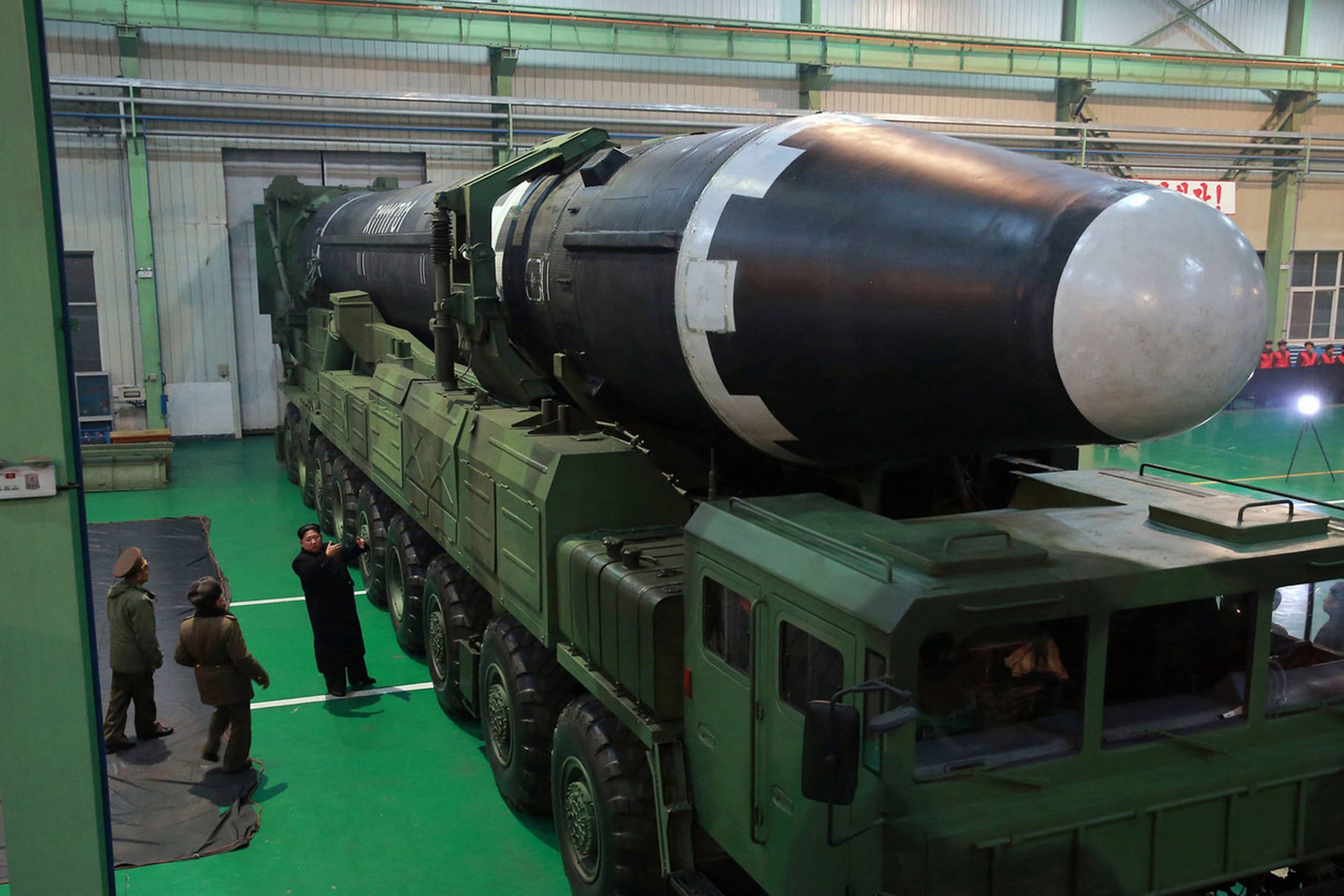 Forud for affyringen inspicerede Kim Jong-un personligt den enorme selvkørende affyringsrampe til Hwasong-15-missilet.
Foto: KCNA/Korea News Service via AP
