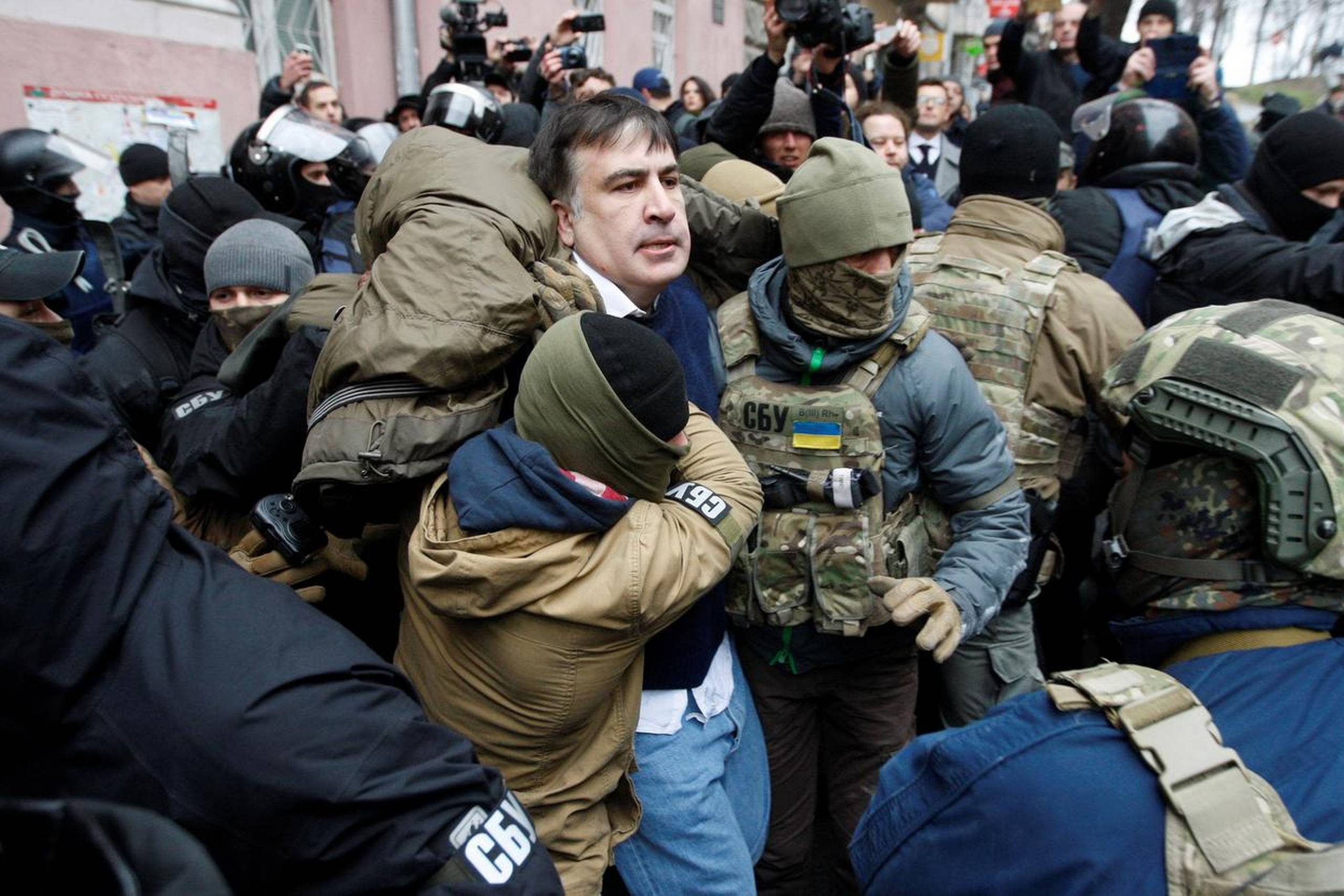 Politiet overmandede mandag i Kiev den georgiske oppositionspolitiker Mikhail Saakasjvili for anslag mod statens sikkerhed. Men efter sammenstød med politiet, der brugte tåregas, blev han befriet af aktivister fra sin bevægelse. Foto: Vladimir Shtanko/Anadolu Agency