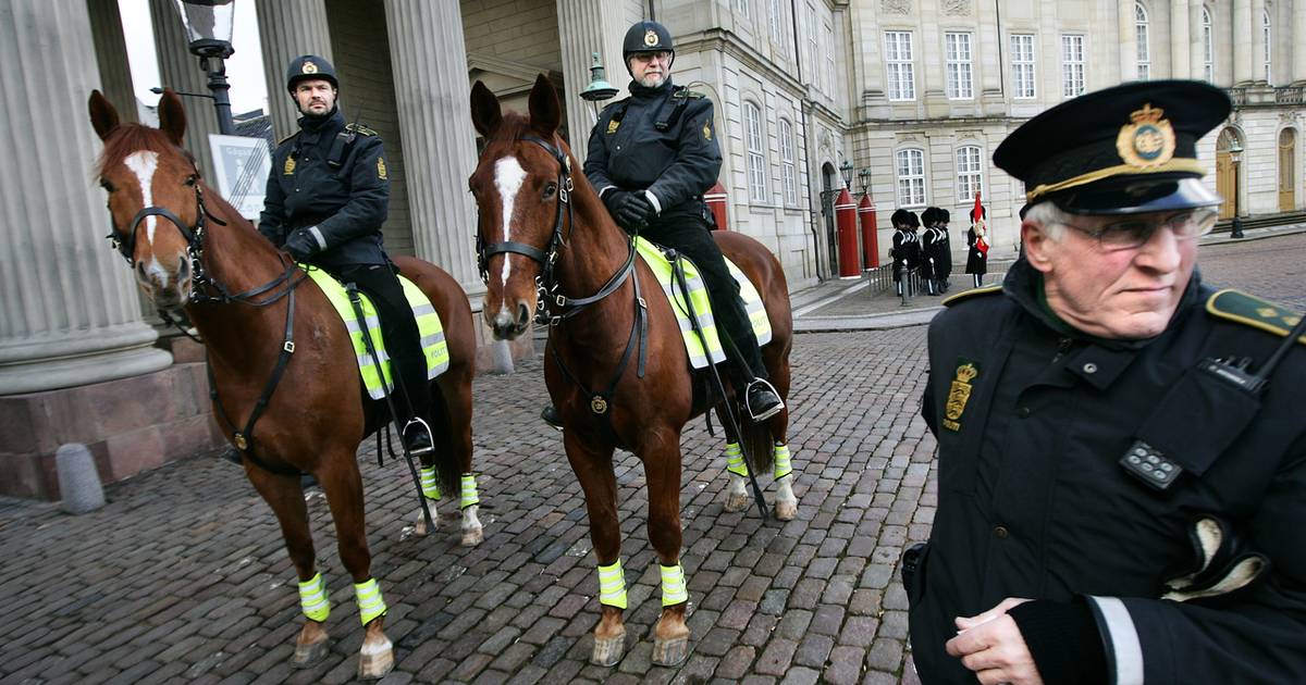 В форме на коне. Конная полиция Британия. Конная полиция Германии. Конная полиция Великобритании. Форма конной полиции.