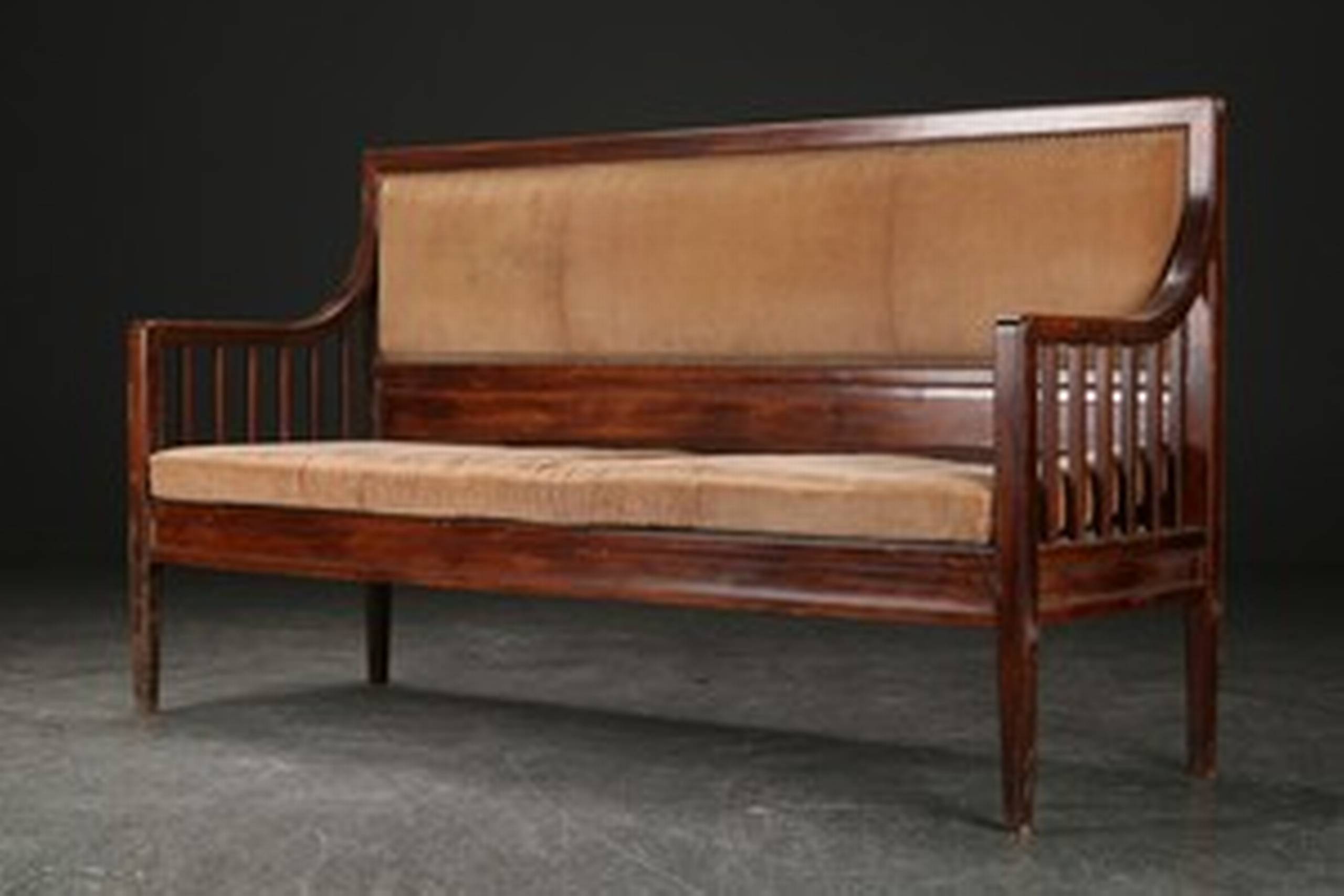 Denne tremmebænk fra Martin Nyrop udført i mahognibejdset træ/bøg kan man nu erhverve sig. Foto: Laurtiz.com