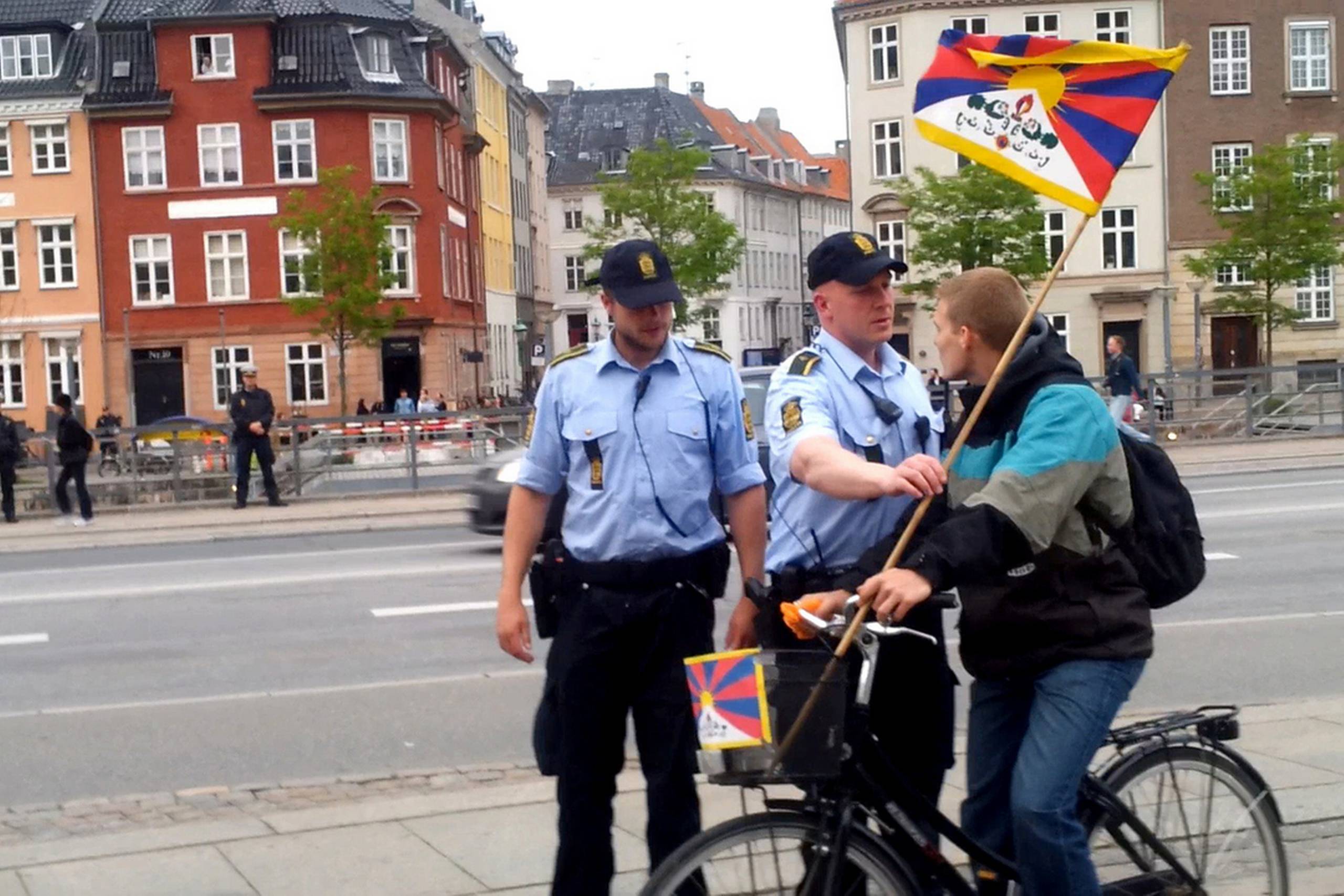 screenshots fra videoen fra Hu Jintaos besøg i København i juni 2012. 
  Foto: Screenshots 