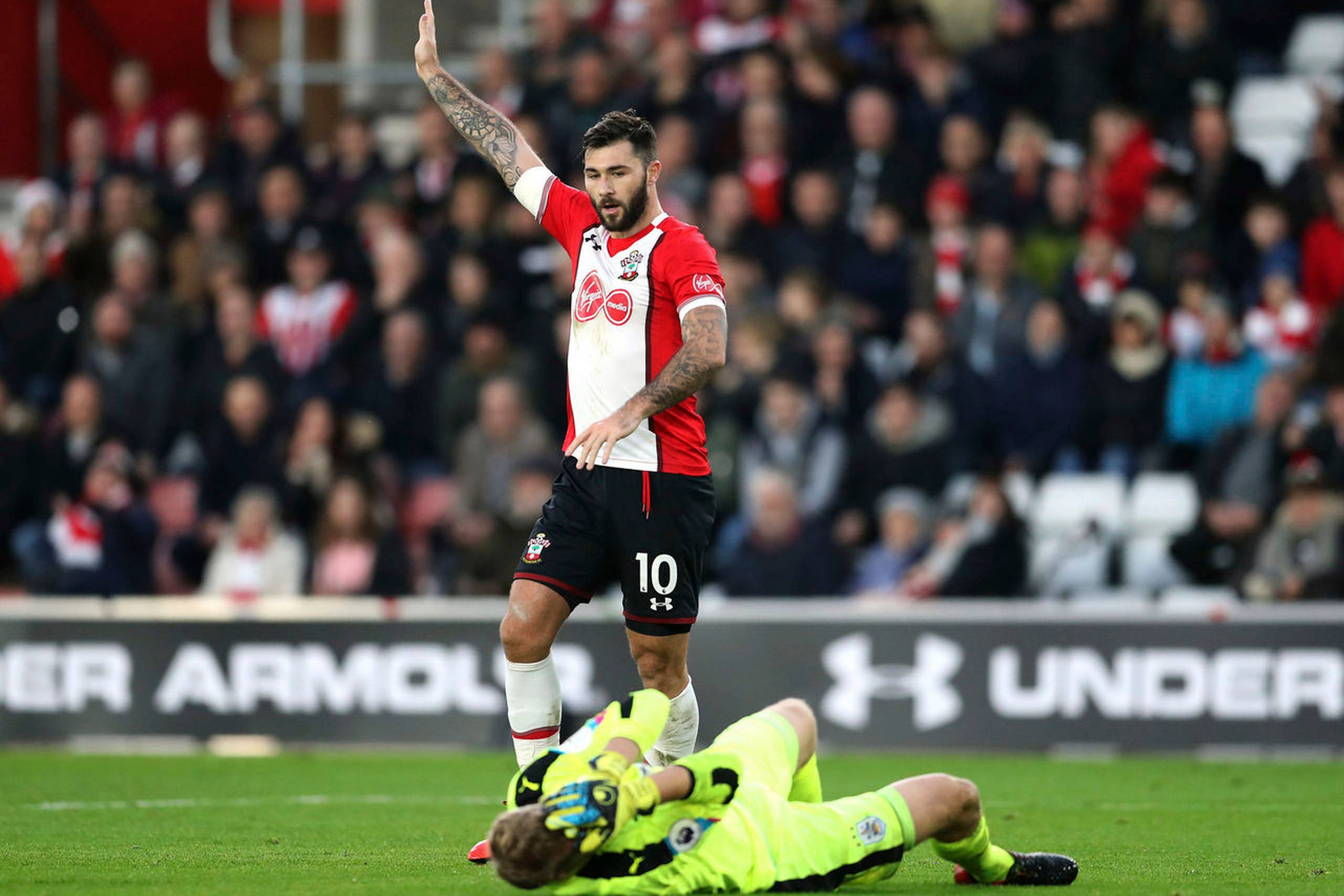 Jonas Lössl ømmer sig, efter at han er blevet ramt af Southampton-spilleren Charlie Austin. Foto: Adam Davy/PA via AP