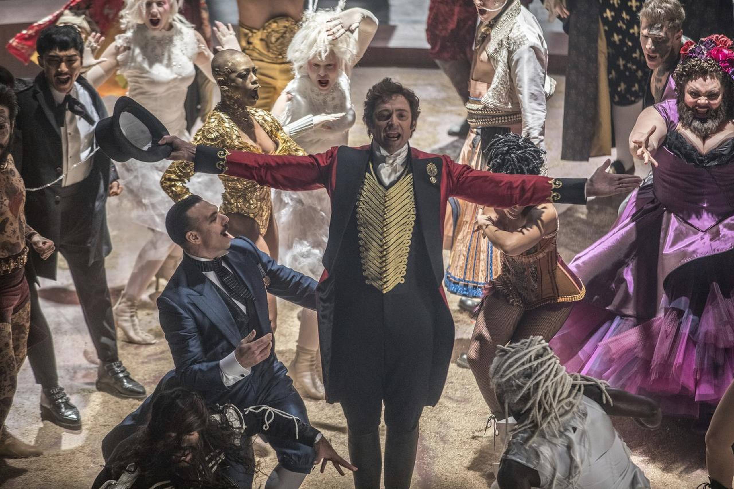 Hugh Jackman viser hele tandpastasmilet, når han synger af hjertens lyst i ”The Greatest Showman”, der netop har haft dansk biografpremiere. Foto: Niko Tavernis