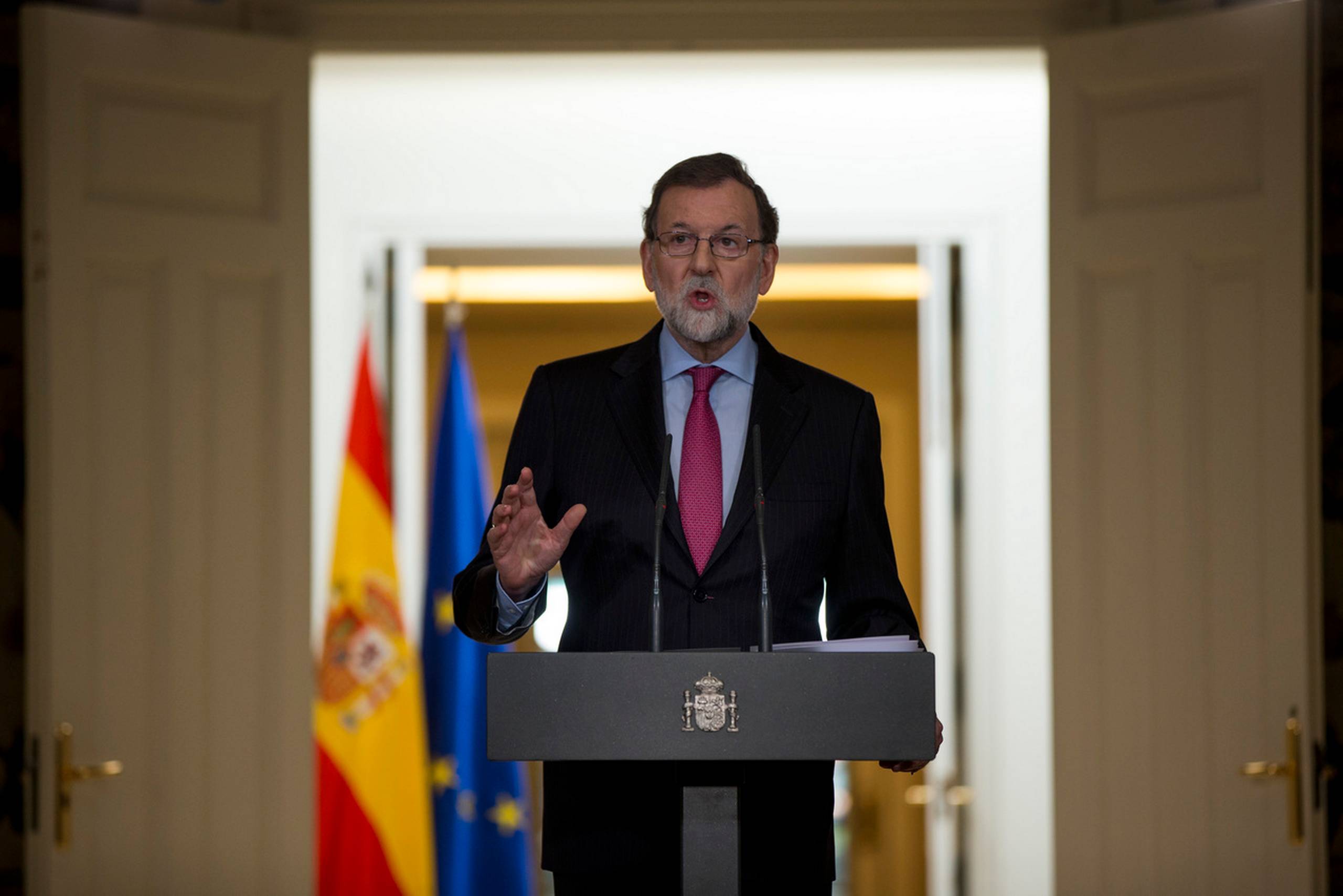 Rajoy siger fredag, at det nye catalanske parlament skal vælge en ny regional præsident senest ti dage efter, at parlamentarikerne samles 17. januar..Foto: Francisco Seco