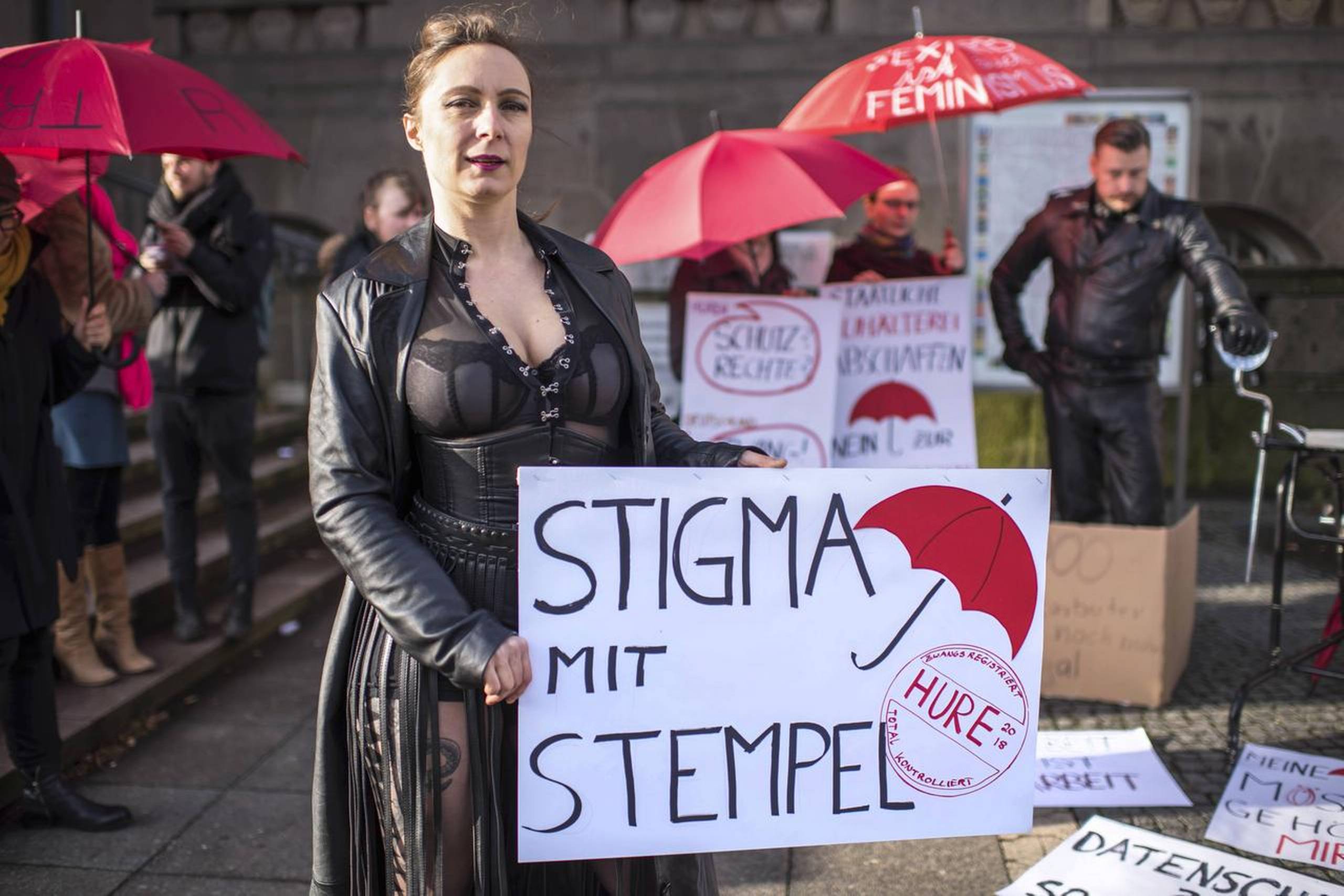 En gruppe prostituerede demonstrerer mod den nye lovgivning foran rådhuset i Berlin-bydelen Schoeneberg. De prostituerede frygter, at den nye lov vil tvinge en stor gruppe prostituerede til at udføre deres erhverv endnu mere i det skjulte. Foto: Christian Ditsch/AP
