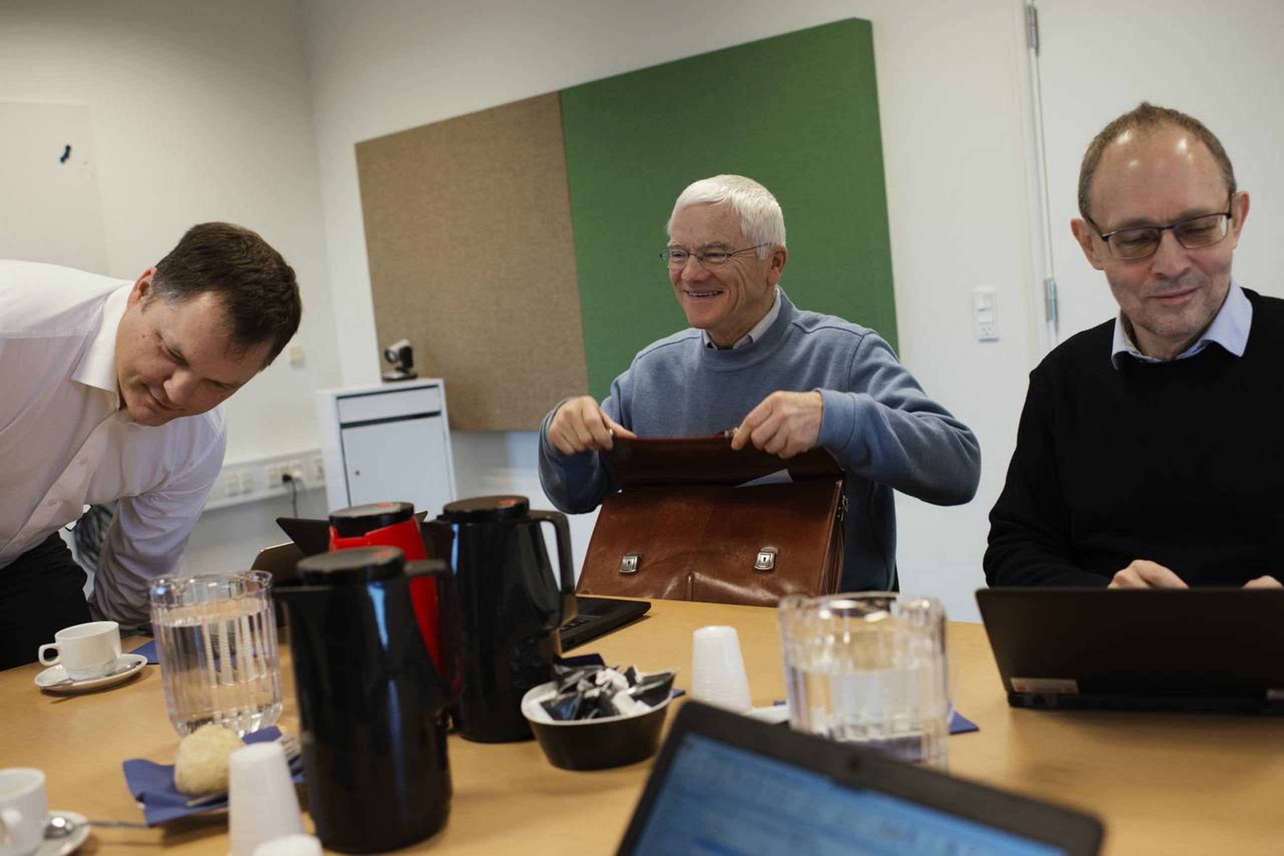 Første faglige punkt på Ole Bollesens dagsorden den 2. januar var møde i direktionen, hvor kommunaldirektør Jesper Hosbond Jensen (t.v.) trak de store linjer for kommunen op. Plads til grin og sjov var der også, for borgmesteren havde ikke adgang til dagsordenen og måtte hjælpes lidt på vej med den nye arbejdscomputer. Foto: Morten Lau-Nielsen