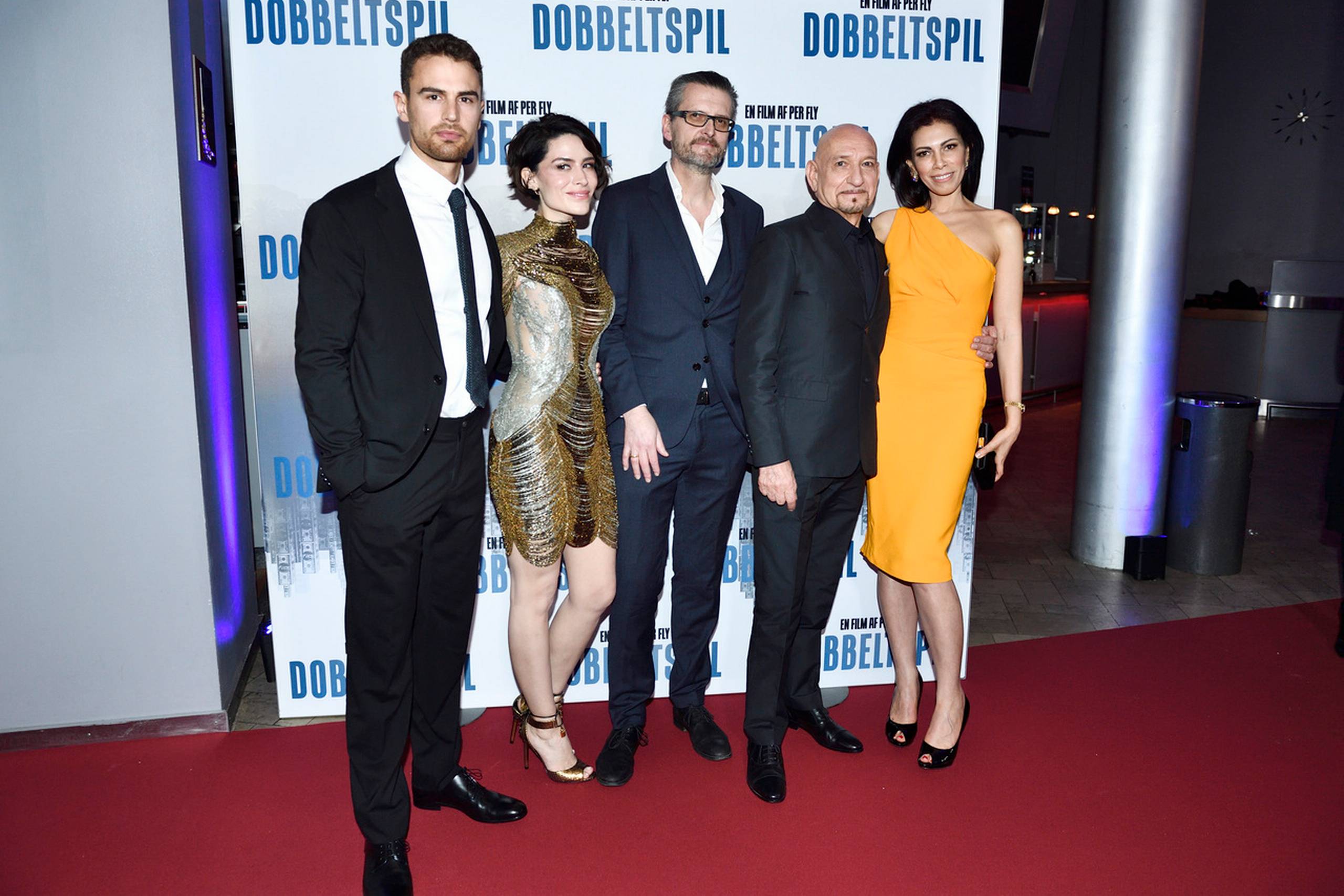 Fra gallapremieren på Per Flys nye danske thriller "Dobbeltspil" i Imperial i København. Her er det: Skuespiller Sir Ben Kingsley og hustru Daniela Lavender, skuespiller Theo James, skuespiller Belcim Bilgin og instruktør Per Fly. Foto: Tariq Mikkel Khan