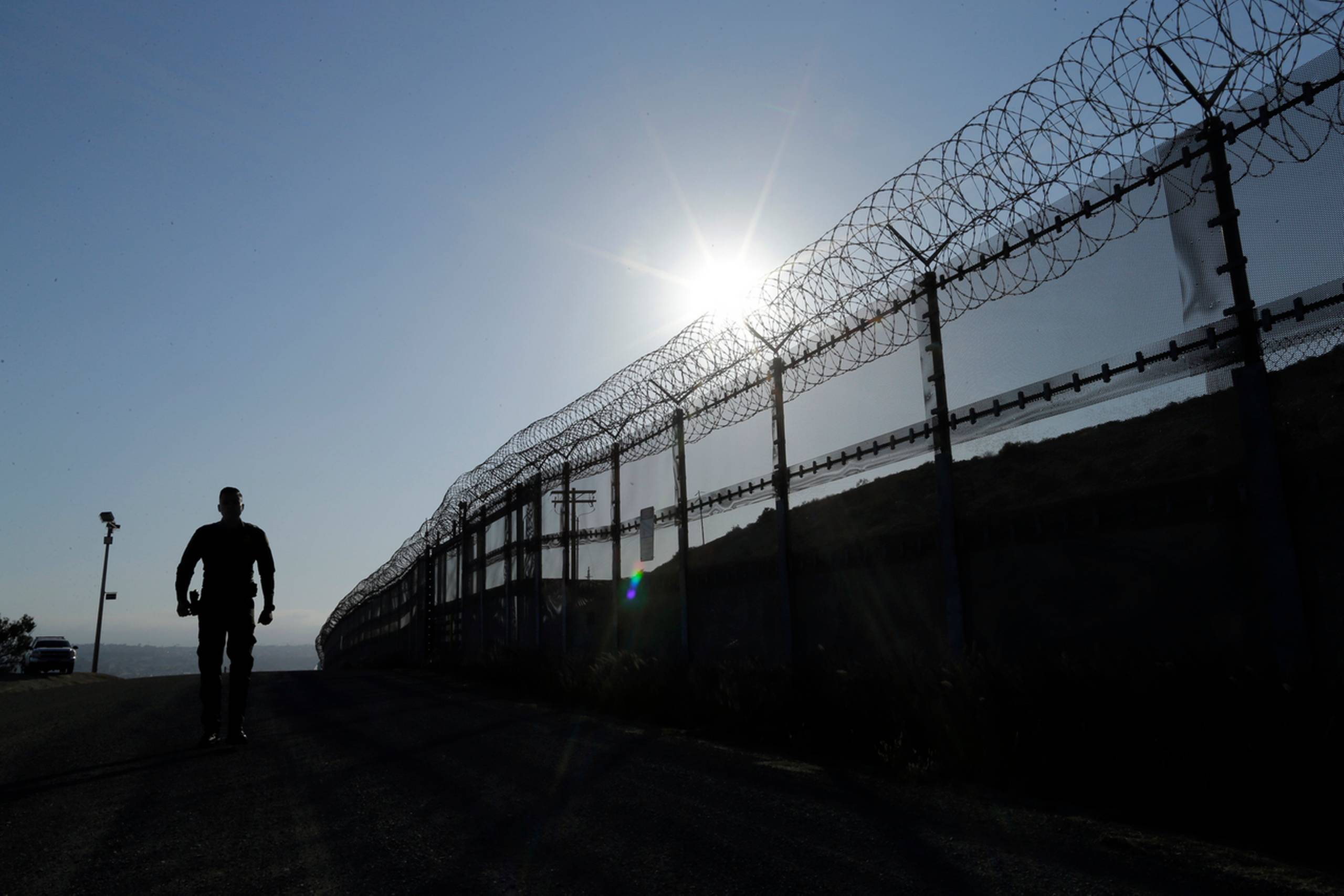 En amerikansk grænsebetjent patruljerer langs grænsen til Mexico nær San Diego, Californien. Præsident Trump har længe krævet sikkerheden på grænsen til Mexico øget. Foto: Gregory Bull/AP