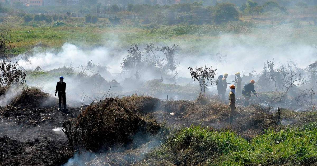 Forurenet sø i Indien brudt i brand: Over 5.000 soldater forsøger at ...