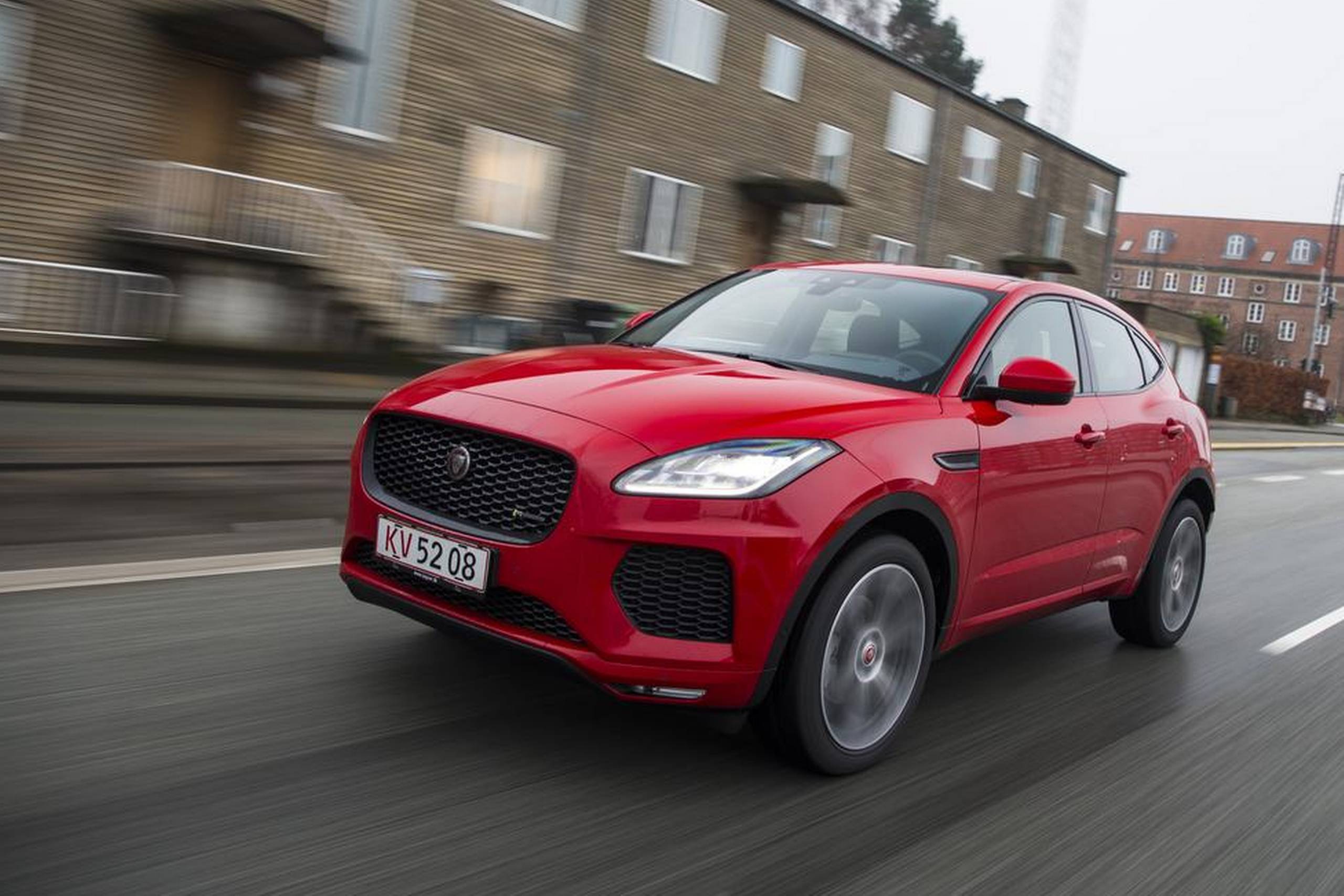 Forfra er ligheden med sportsvognen F-Type slående, og generelt er Jaguar E-Pace et vellykket design og en ditto bil. Fotos: Claus Møller