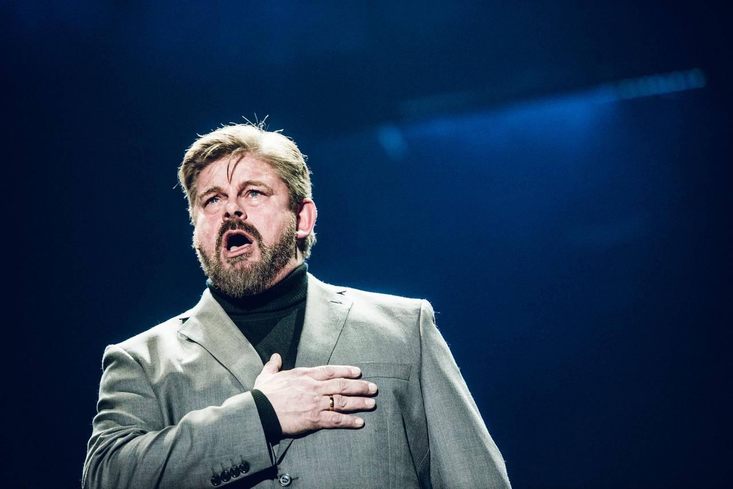 Stig Rossens vokal er så sikker, så poetisk stadig, så rørende tryg, at den vækker samme følelse som det gør at lægge sin kind mod sin elskedes. Foto: Rumle Skafte