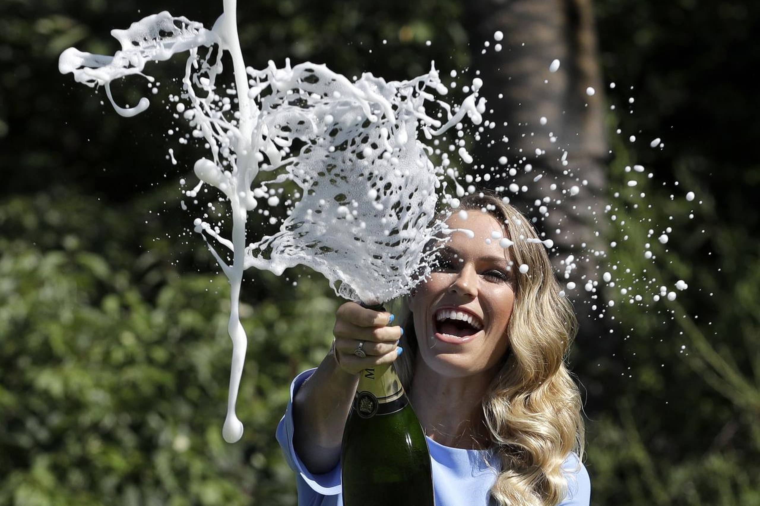 Caroline Wozniacki brugte meget af tiden foran kamaerne søndag i selskab med Daphne Akhurst-trofæet, som hun blot kalder "Daphne". Der blev dog også tid til at boble over af glæde. Foto: Dita Alangkara