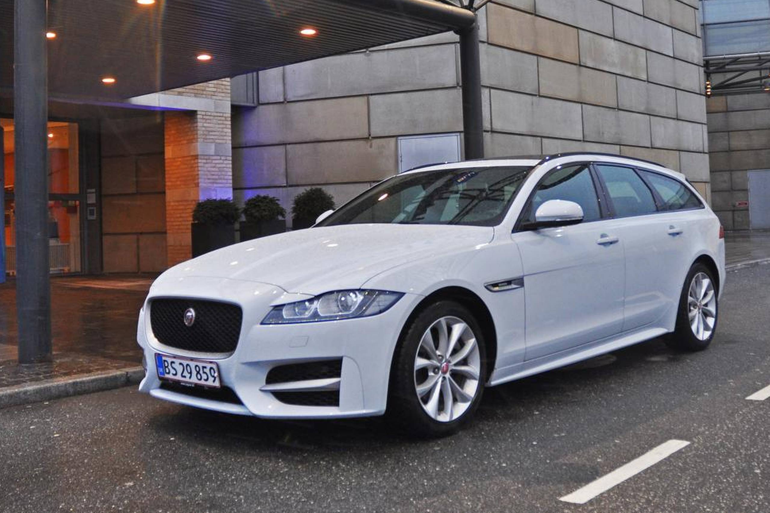 Jaguar XF Sportbrake har sin helt egen udstråling. Vægten er lagt på det sportslige frem for plads. Fotos: Jens Overgaard