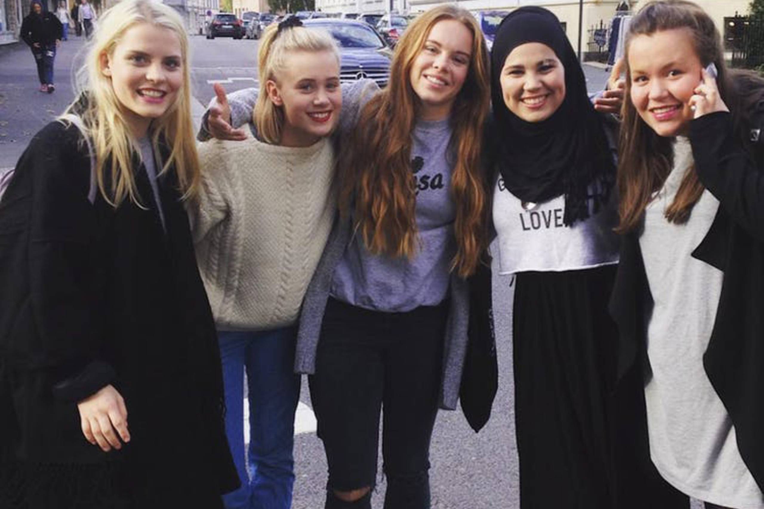 Ulrikke Falch, som spillede karakteren Vilde, står her yderst til venstre sammen med de andre Skam-skuespillerinder. iFoto: NRK