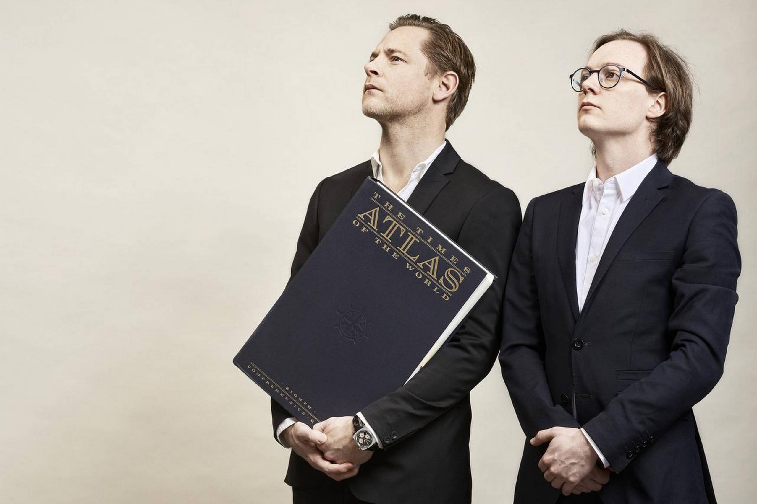 Paw Henriksen og Kristoffer Helmuth som vennerne Torben og Franz i en verden, de ikke helt forstår. Foto: Robin Skjoldborg