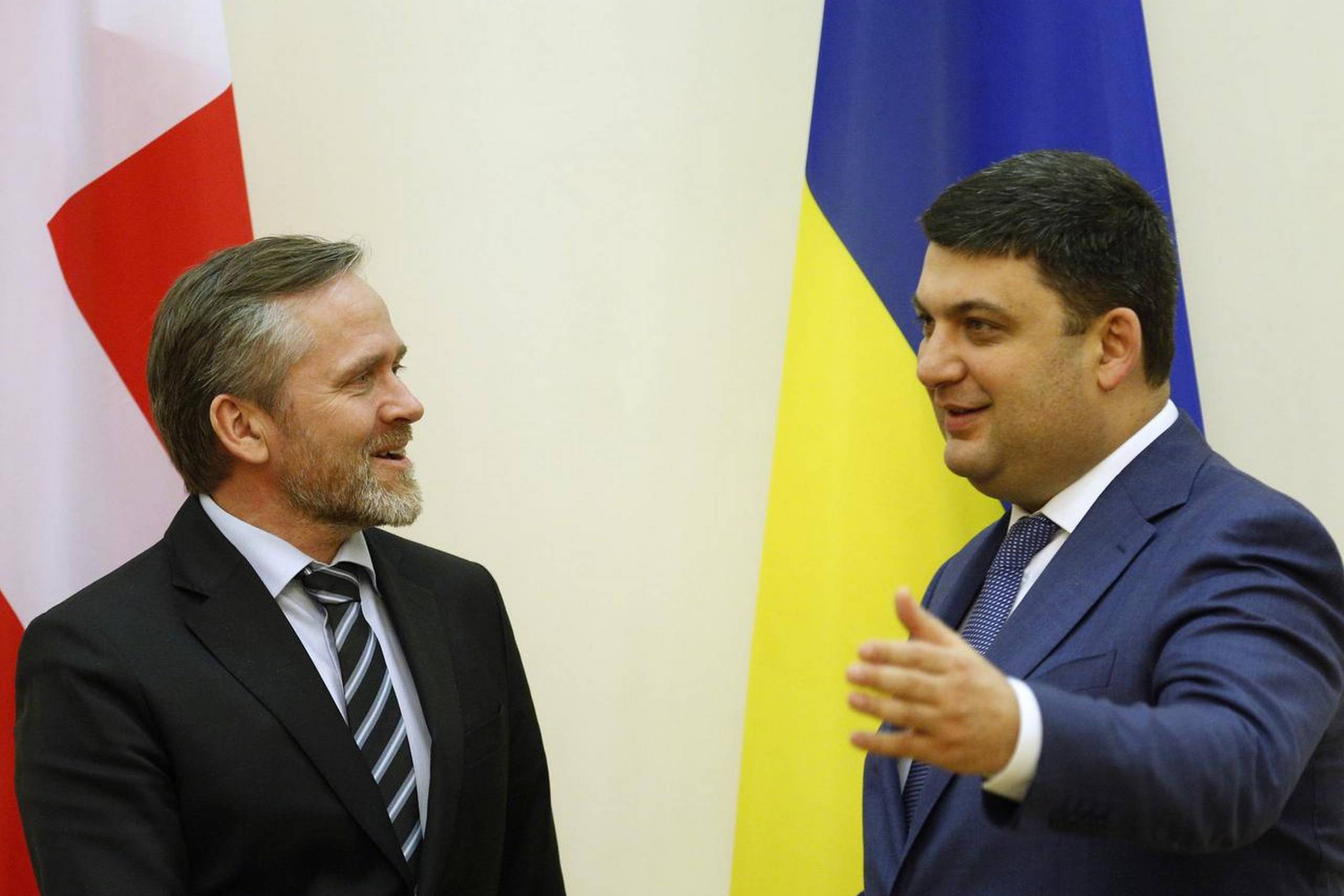 I den forløbne uge var det præcist et år siden, at Ukraine's premierminister Minister Volodymyr Groysman tog imod udenrigsminister Anders Samuelsen, der havde penge med til et antikorruptionsprogram. Foto: AP
