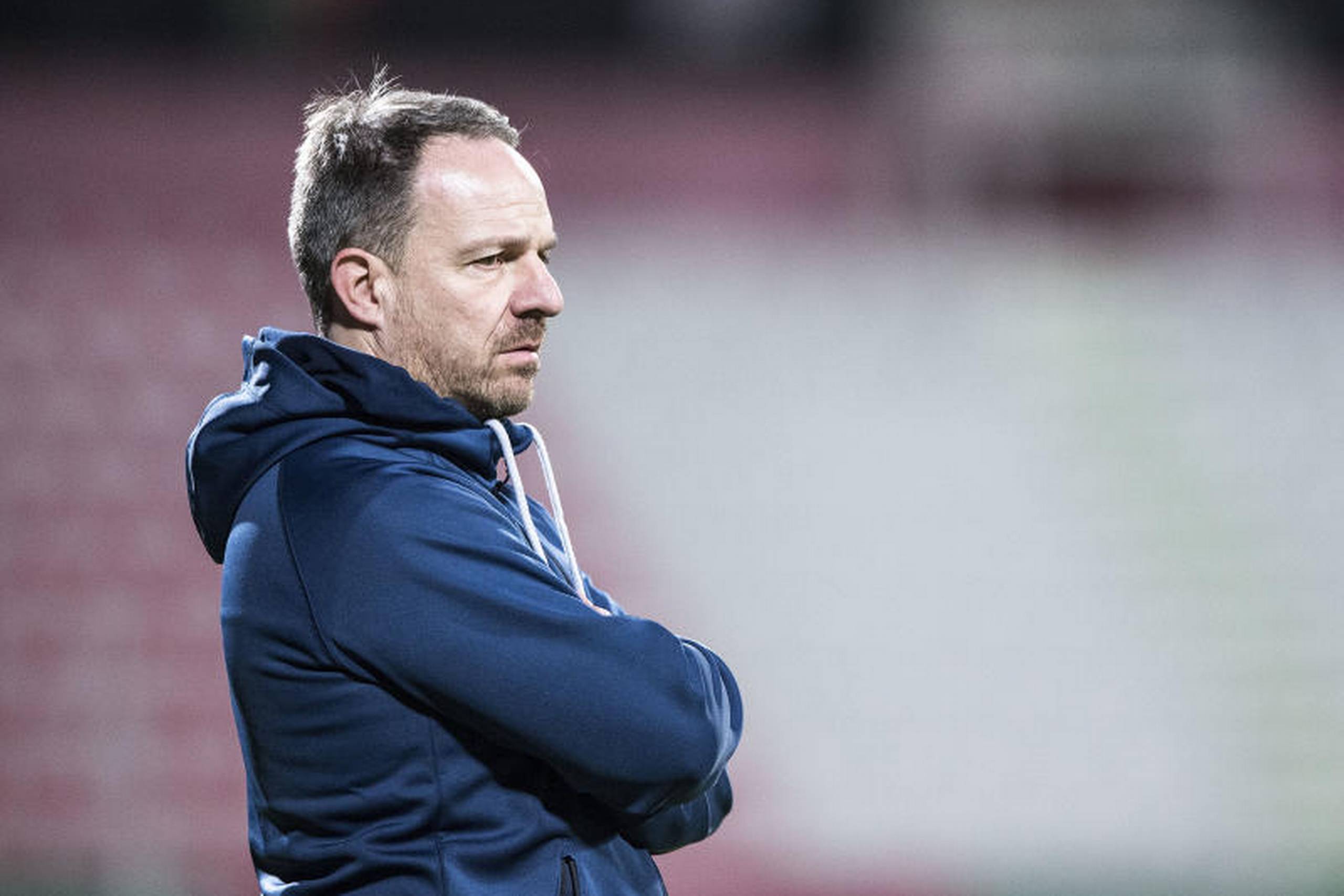 Med tør humor påstår Brøndby-træner Alexander Zorniger, at han pludselig har fået problemer med sin stemme. Foto: Anders Kjærbye/Scanpix 