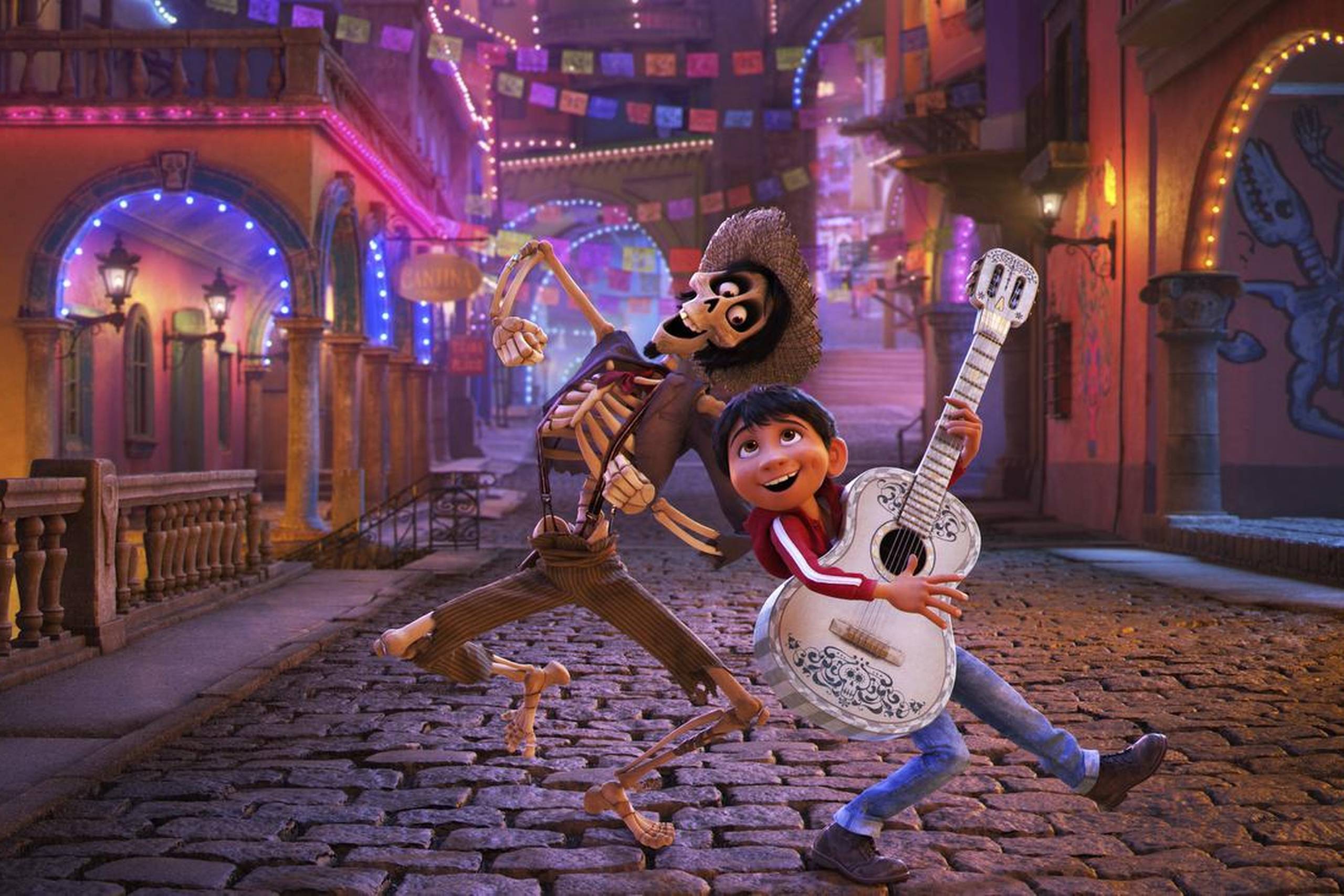 Pixar og Disney træder atter urørte stier og lader det meste af ”Coco” udspille sig i en drømmeagtig sfære mellem de levende og de dødes rige. Foto: Disney-Pixar via AP