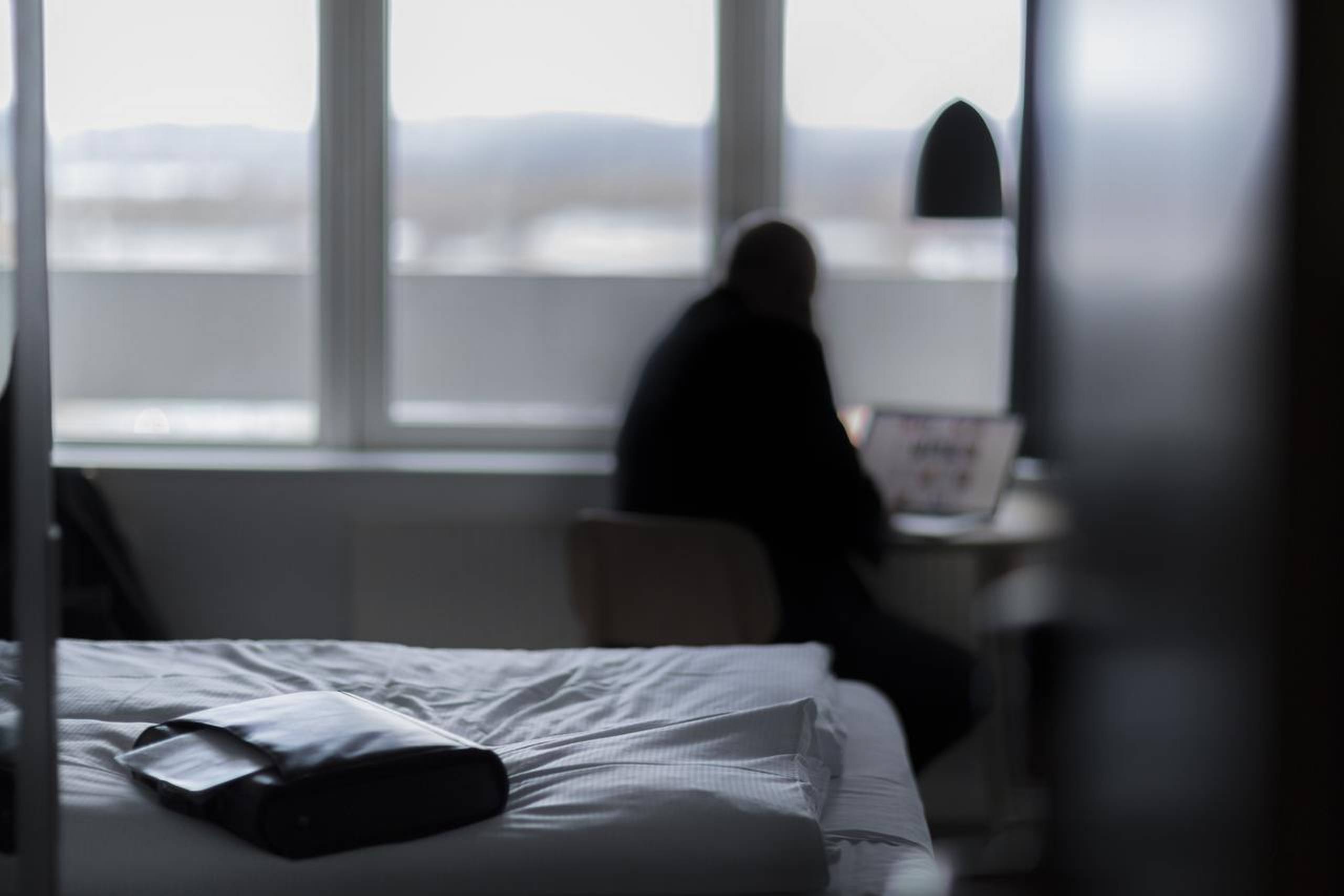 En mand i 40'erne alene på hotel i Jylland. Er der mon en ung kvinde, der vil mødes til lidt uforpligtende sex? Foto: Mikkel Berg Pedersen