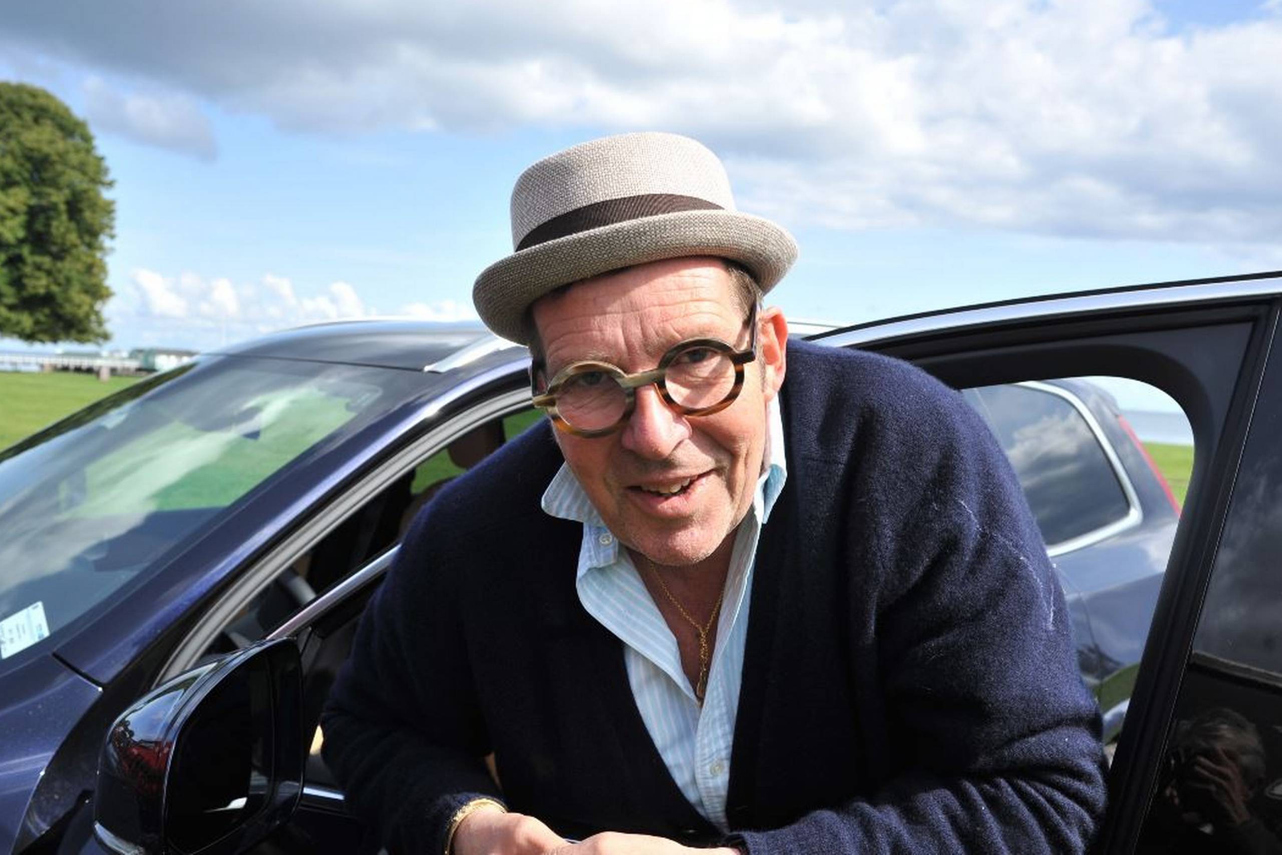 Søren Østergaard kører mange kilometer om året i sin Volvo XC90, når han turnerer rundt med Zirkus Nemo. Foto: Jens Høy