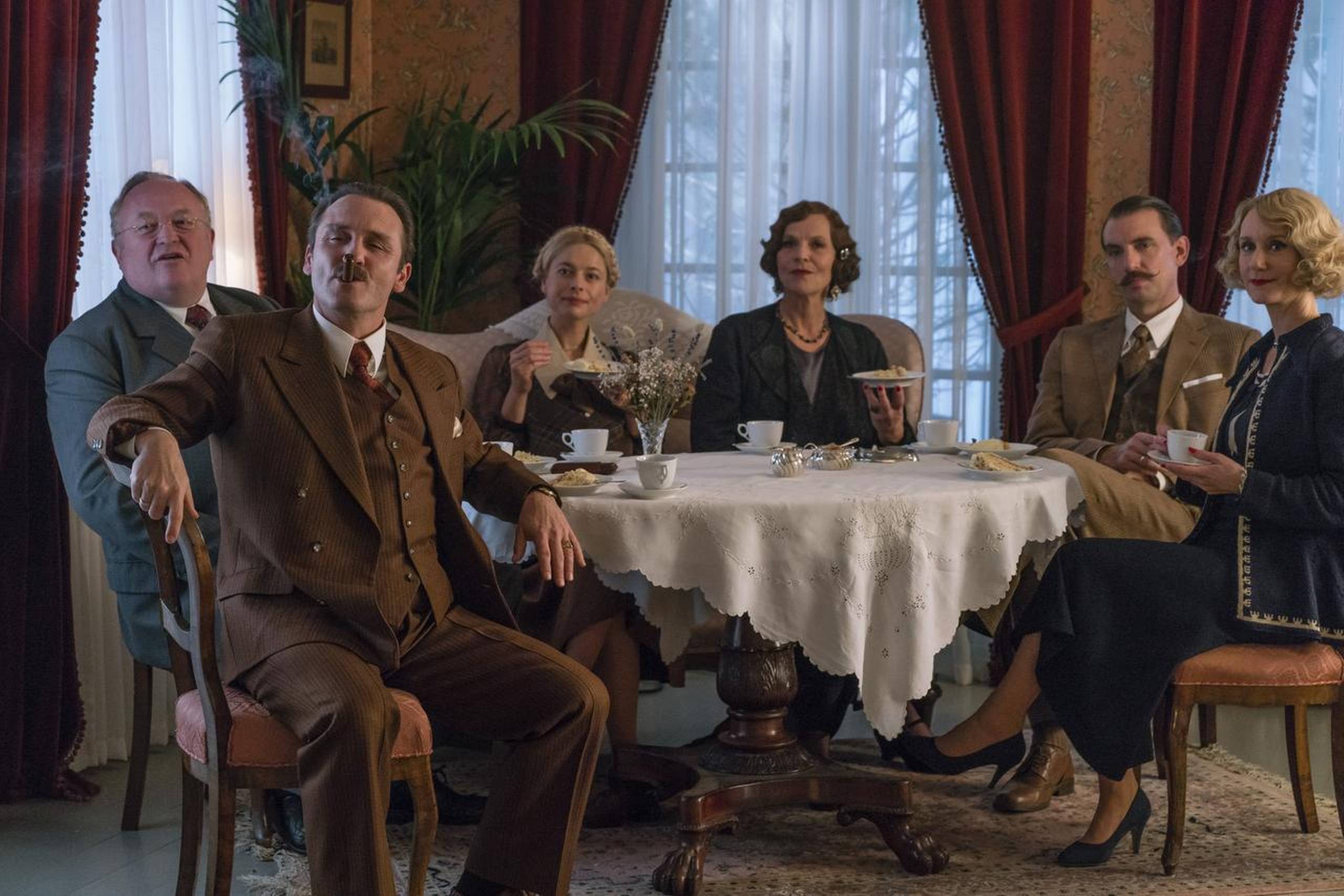 Så er der atter gæster på badehotellet. I aftes blev femte sæson indledt af serien, der virkelig deler vandene. Seerne er vilde med "Badehotellet", mens anmelderne har været mere forbeholdne med deres roser. Foto: Mike Kollöffel TV 2