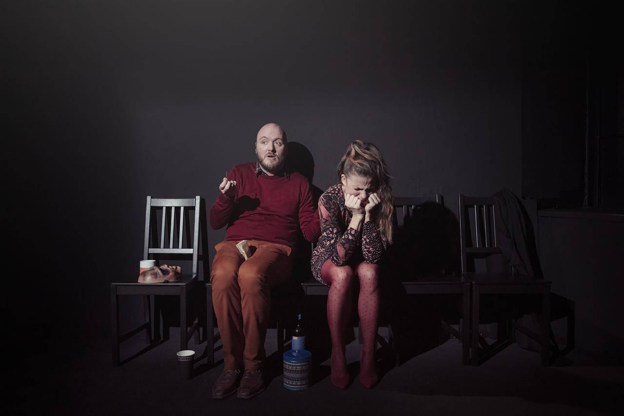 Der er – næsten – ikke noget at være bange for! Mikkel Reenberg og Christine Gjerulff på Teater Får 302. Foto: Thomas Cato