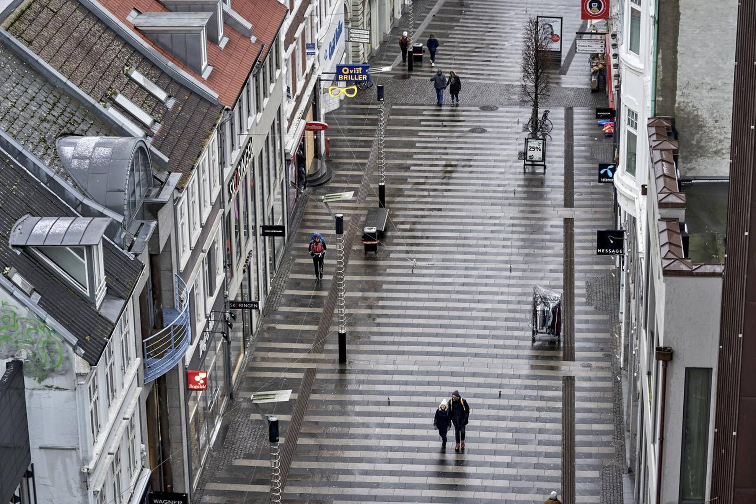 Strøget i Aarhus Søndagsåbent i midtbyen er en begrænset succes, det kniber med at lokke kunderne til midtbyen om søndagen, hvor nogle butikker holder lukket og andre er åbn