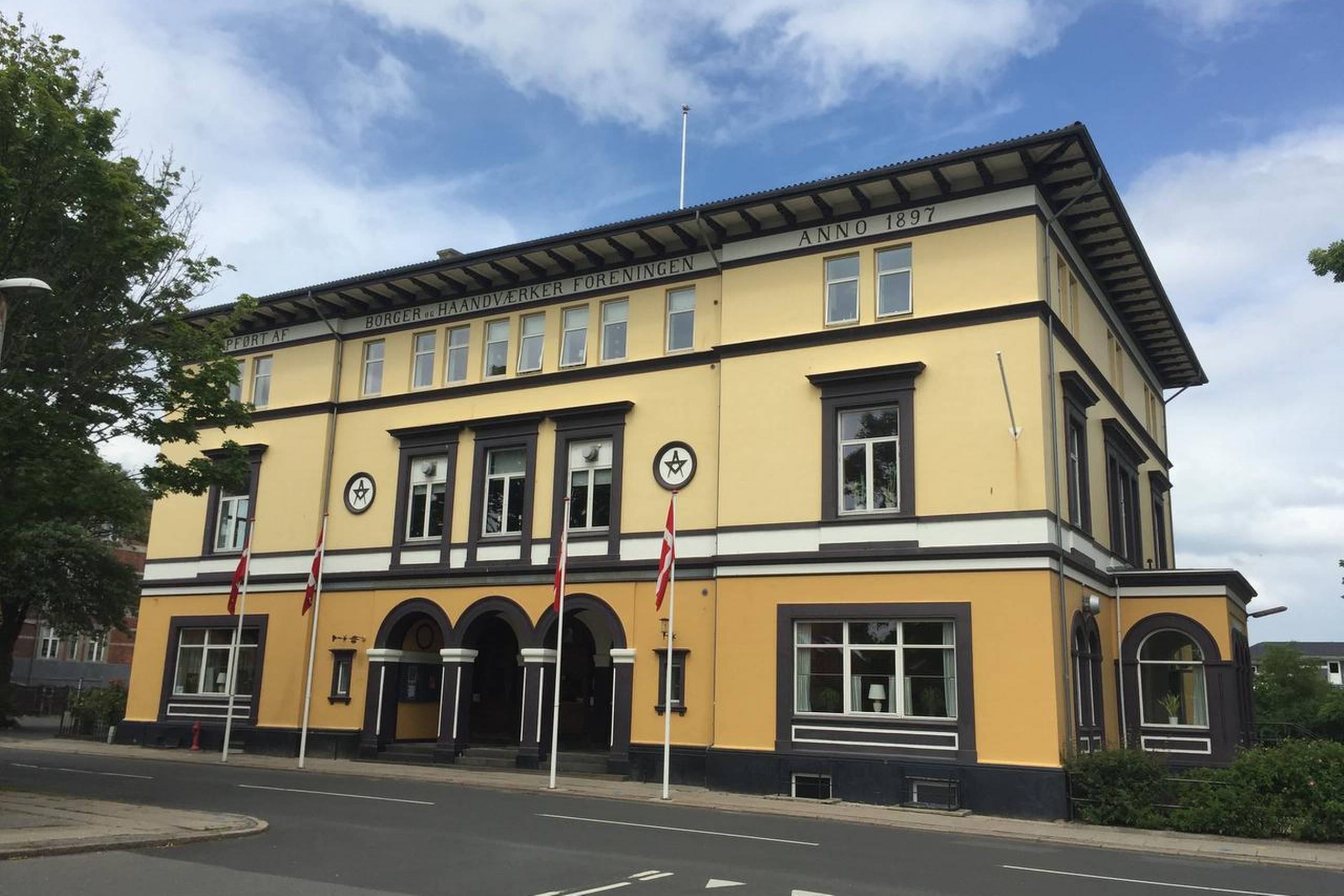 Bastionen i Nyborg er blevet renoveret for 10 mio. kr., og skal nu danne rammen om professionelt teater. Bygningen stammer fra 1897. Dengang manglede byens borgerforening et sted at forsamles og rejste penge til at få tegnet og bygget ”Industrihotellet”. PR-foto.