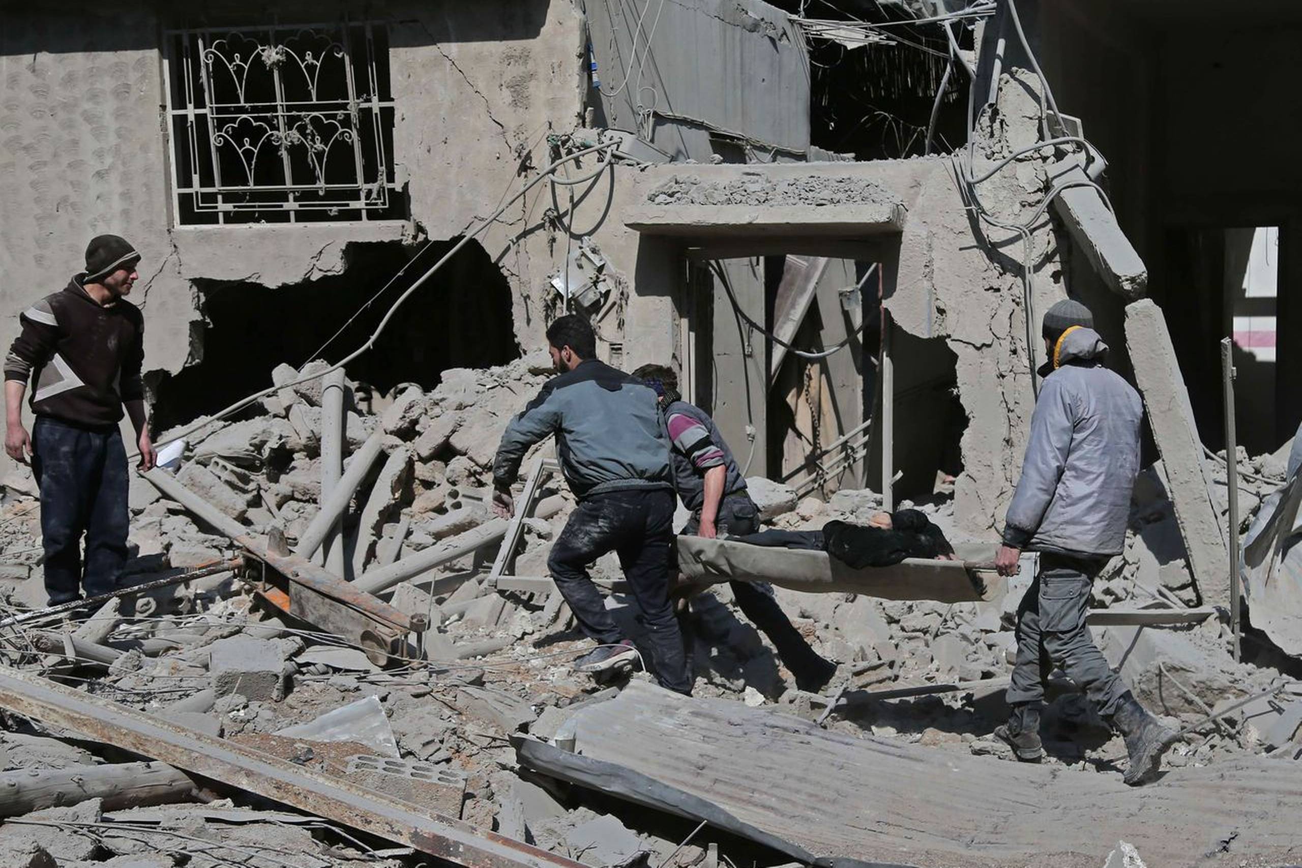 Civile redningsfolk har bjærget en mand, der blev såret i luftangreb i det belejrede Østghouta. Hundredvis meldes såret og dræbt i de intensive bombardementer og sammenstyrtede huse. Foto: AFP/ABDULMONAM EASSA