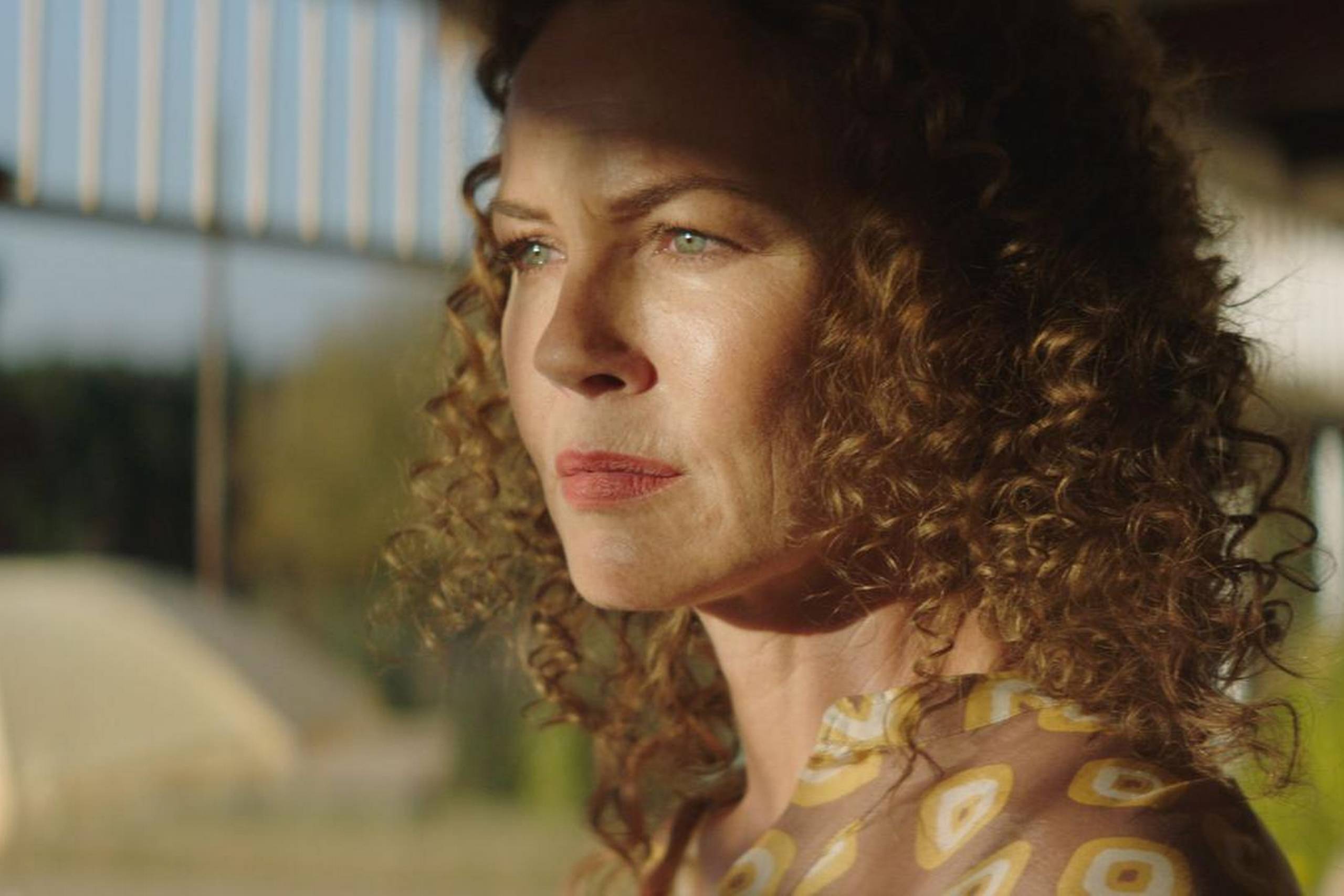 Connie Nielsen var allerede stor fan af Jakob Ejersbos bøger, der danner forlæg for serien. Og hun ser flere ligheder mellem sig selv og forfatteren. Foto: DR/Aske Foss