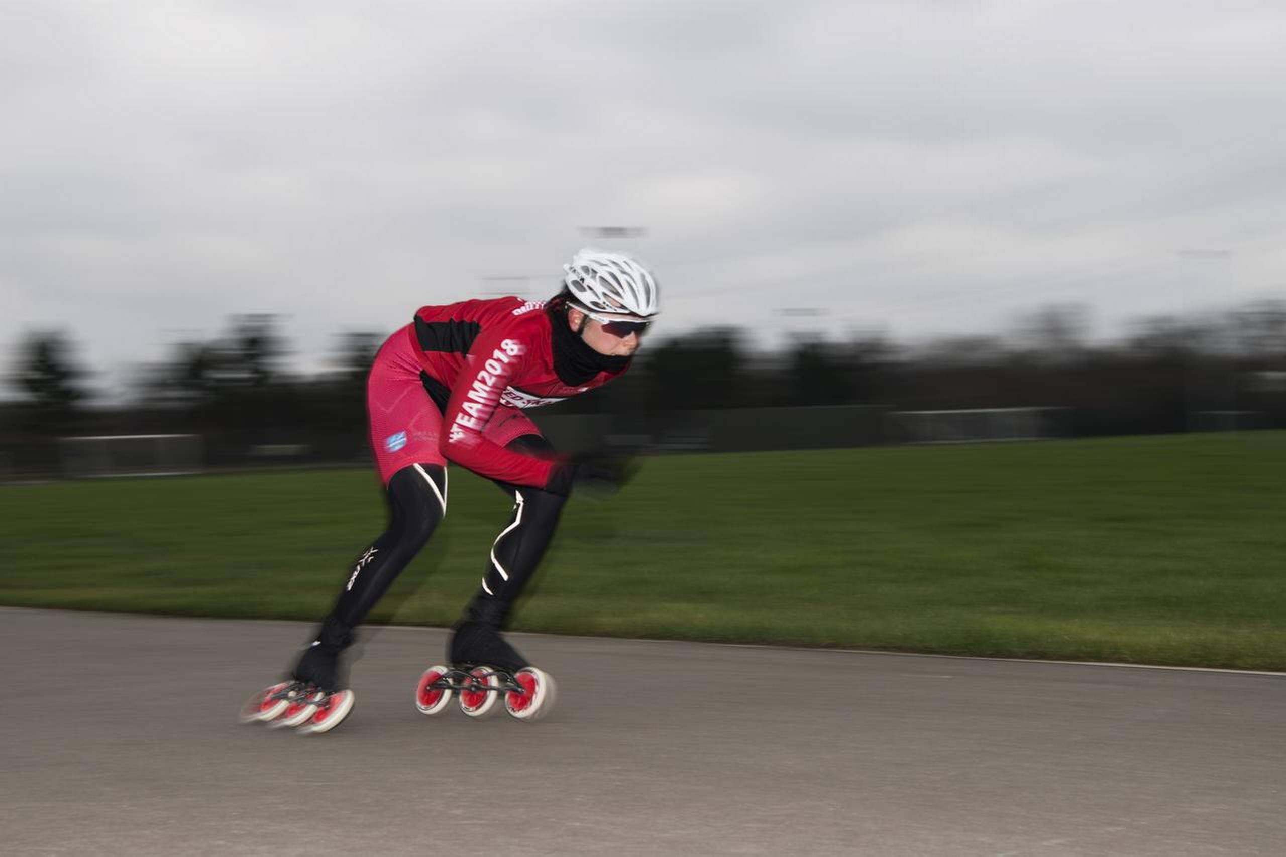 Der er ingen skøjtebaner i Danmark, som speedskatingatleter kan træne på. Derfor foregår meget af træningen i Danmark på rulleskøjter kombineret med mange udlandsrejser til skøjtehaller, der er store nok til disciplinen. Fotos: Gregers Tycho