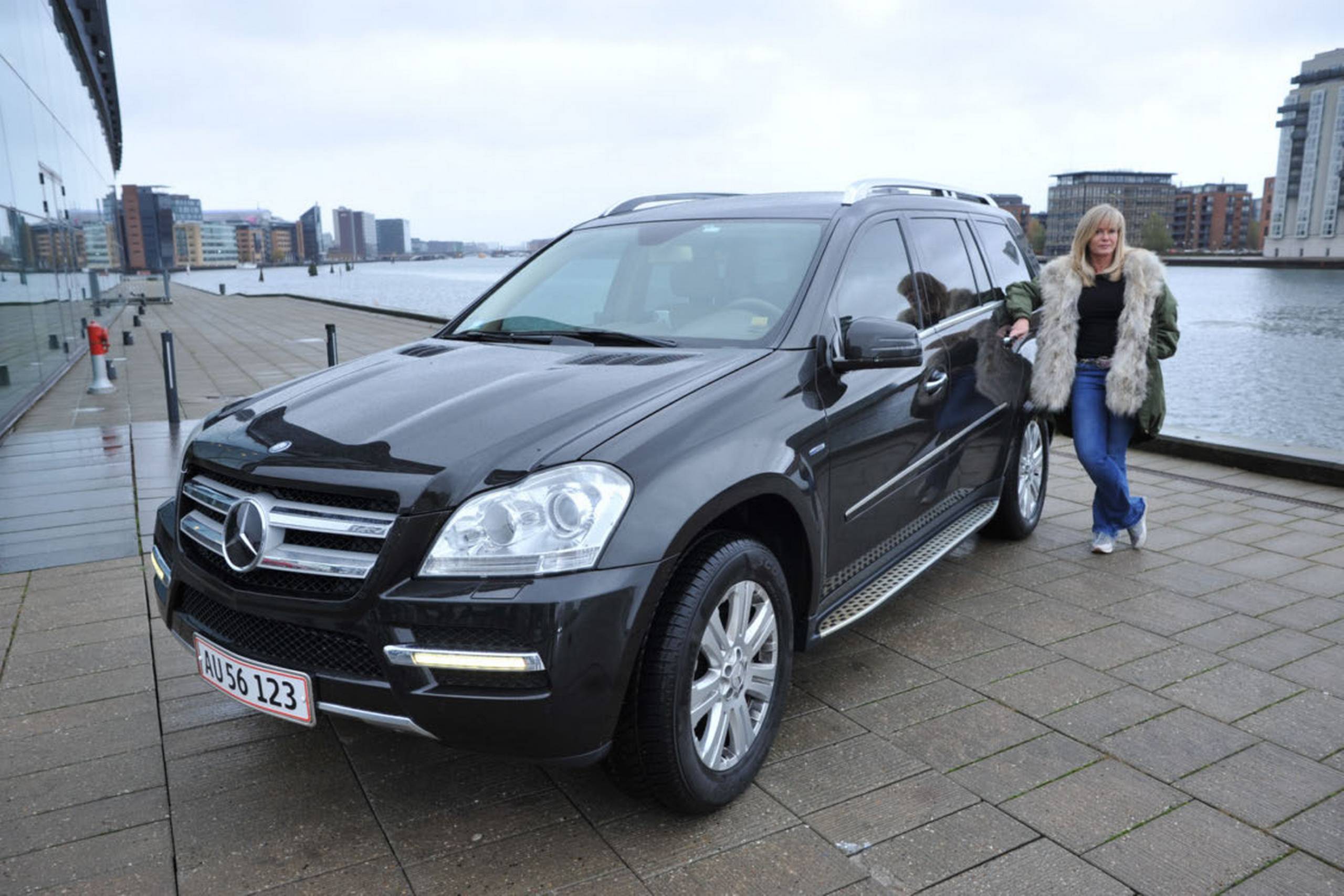 Birgit Aaby, der er kendt fra tv-programmet Løvens Hule, hvor hun vender tomlen op eller ned til nye iværksættere, sætter pris på lækre biler. Til daglig kører hun Mercedes GL350, men har fundet sin soulmate med en Aston Martin DB9 Volante. Foto: Jens Høy