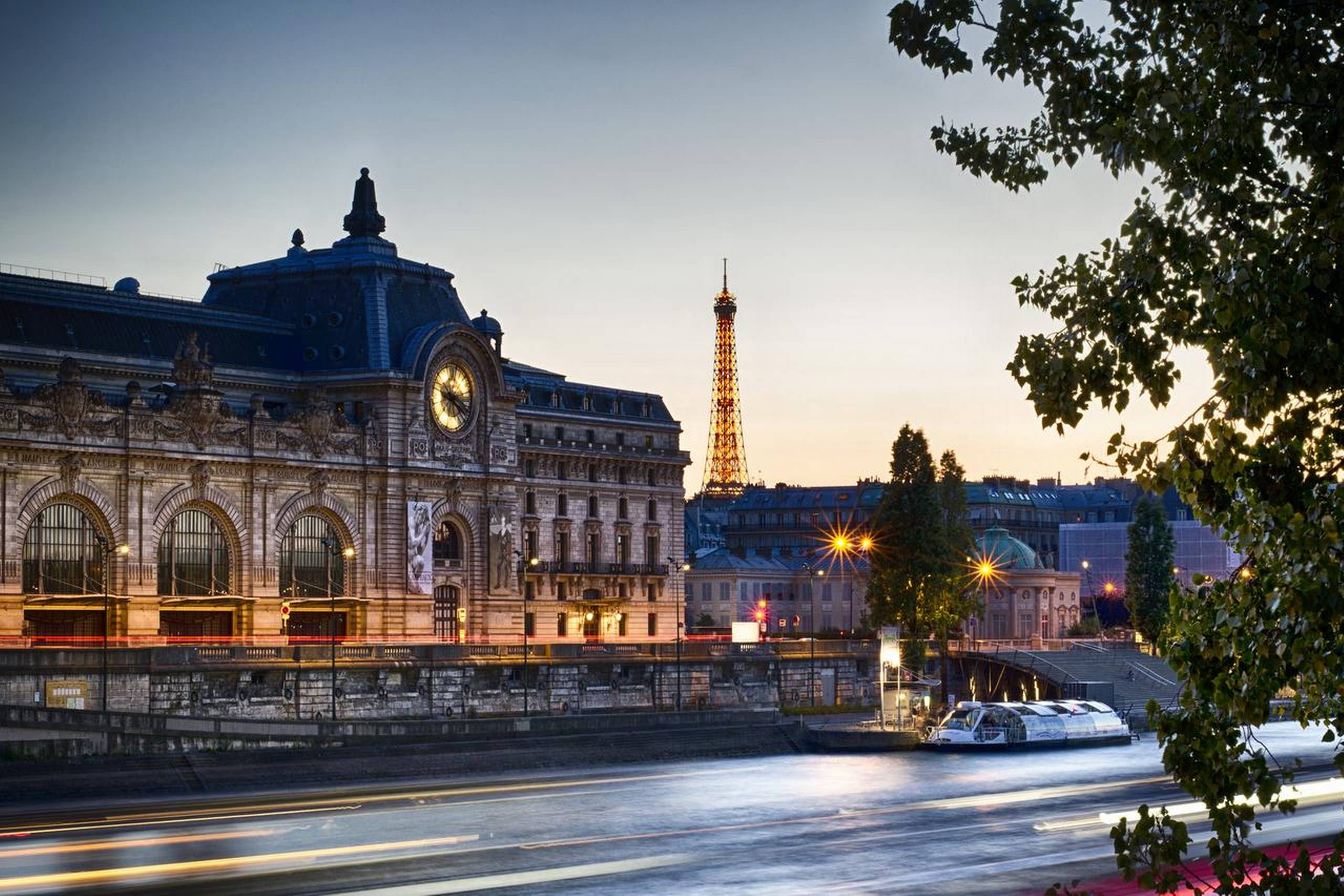 Musée d'Orsay ligger smukt ved Seinens bred med Eiffeltårnet i baggrunden. Foto: Getty Images