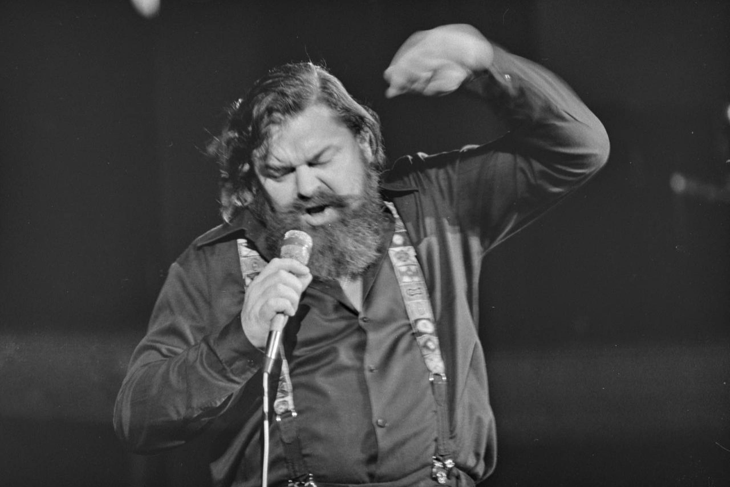 John Mogensen i 1974 under sin berømte koncert i Tivolis Koncertsal, hvor han for alvor k mulighed for at folde sig ud som sanger og performer. POLFOTO
