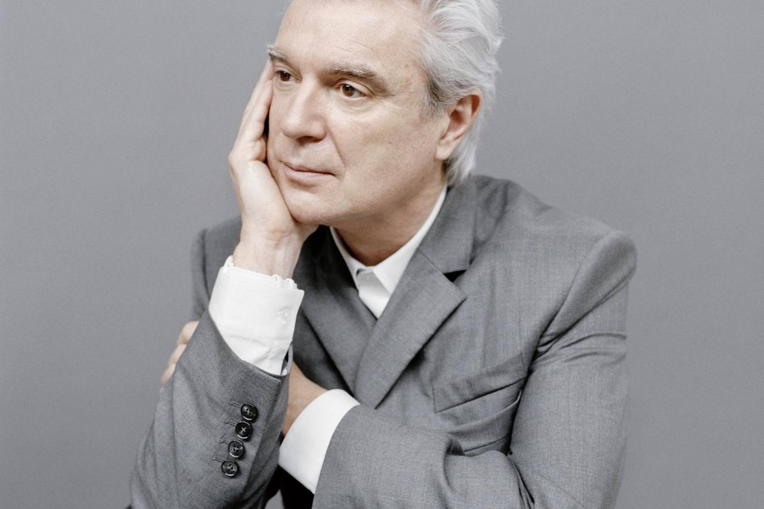 David Byrne var i begyndelsen af trediverne, da han stod i spidsen for den Talking Heads-koncert, som siden blev til lp’en og filmen ”Stop Making Sense”. Som 65-årig tager han på sin længste turné siden dengang. Foto: Warner Music