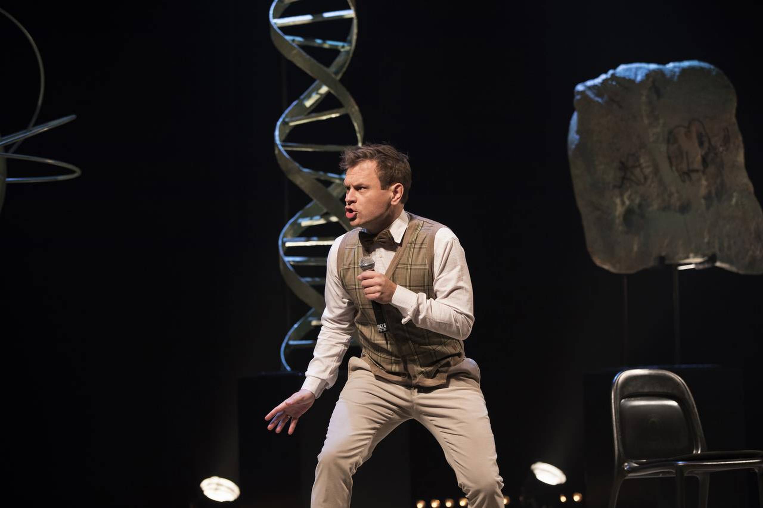 Christian Fuhlendorff på slap line, mens han dissekerer parforholdet maskeret som en gennemgang af verdenshistorien. Foto: Jonas Raaby