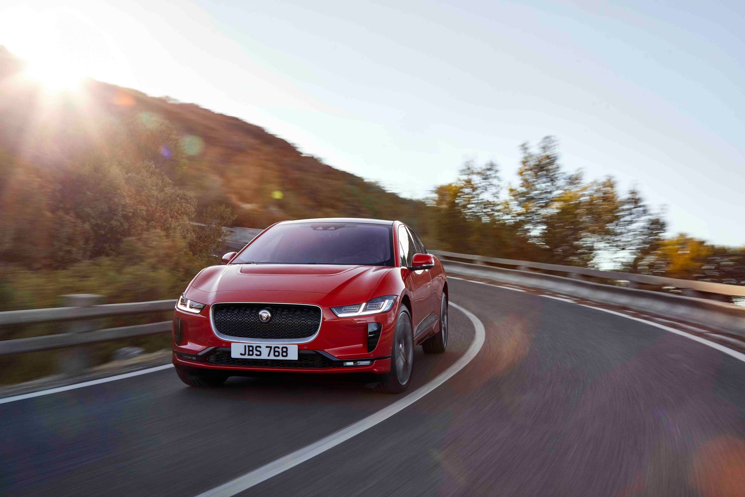 Den nye Jaguar I-Pace er en umiskendelig Jaguar. Men den er samtidig i en klasse helt for sig selv og nærmest gadget-lækker. Foto: Jaguar