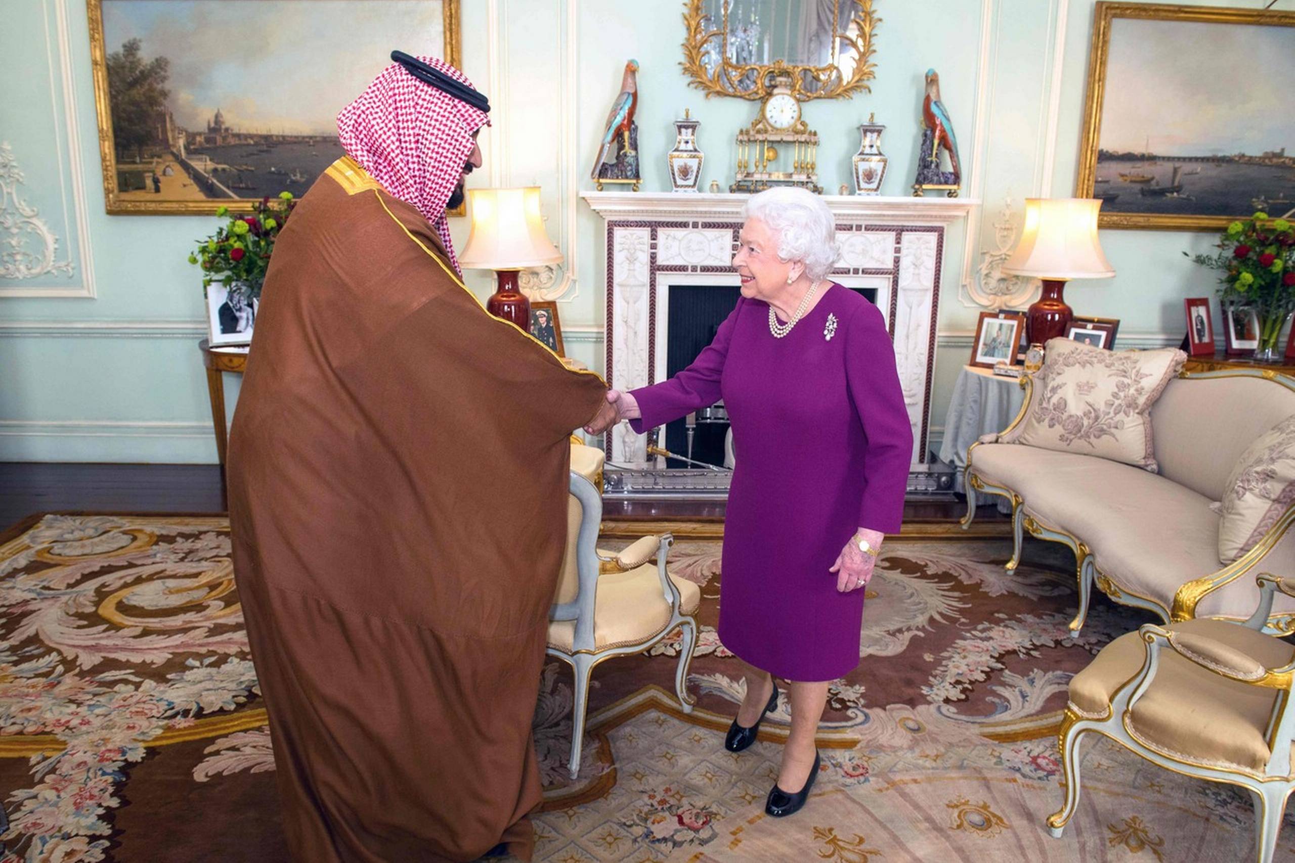 Den 32-årige kronprins Mohammed bin Salman, regnes som en moderne reformist af den velhavende oliestat. Han skal under besøget spise frokost med dronning Elizabeth på Buckingham Palace og mødes til middag med prins Charles og prins William. Foto: Dominic Lipinski